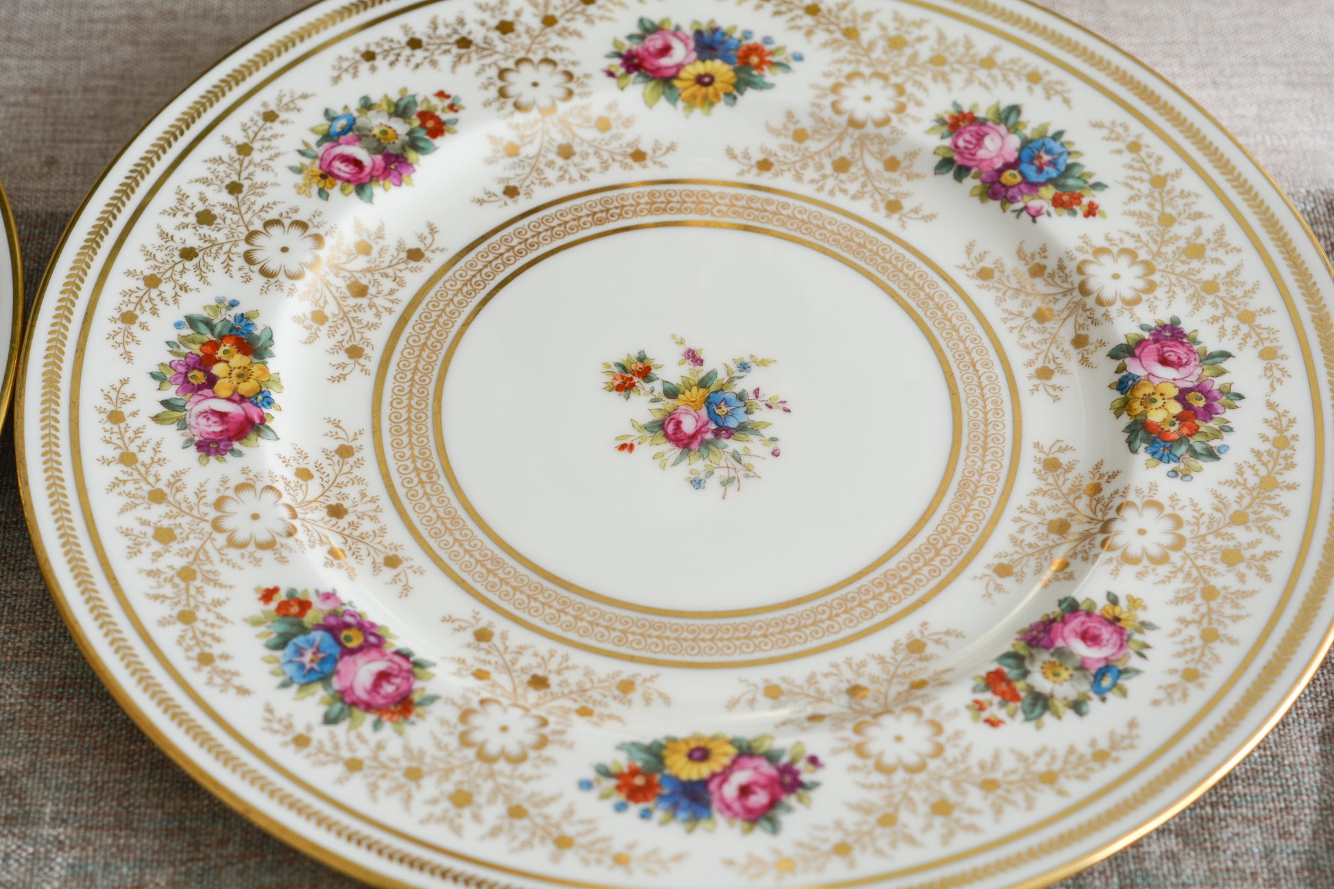 コウルドンの美しいディナープレートです。繊細な金彩模様にハンドペイントで描かれた可愛らしいお花たち。コウルドンらしいエレガントで上品なデザインです。ディナープレートとしてはもちろん、サービングプレートやアンダープレートとしてもお使いいただけるサイズです。クリスマスのテーブルコーディネートをお楽しみくださいませ。  今回お値打ちに仕入れることが出来たため、特別価格となっております。 価格は1枚の価格です。在庫が全部で11枚ございます。