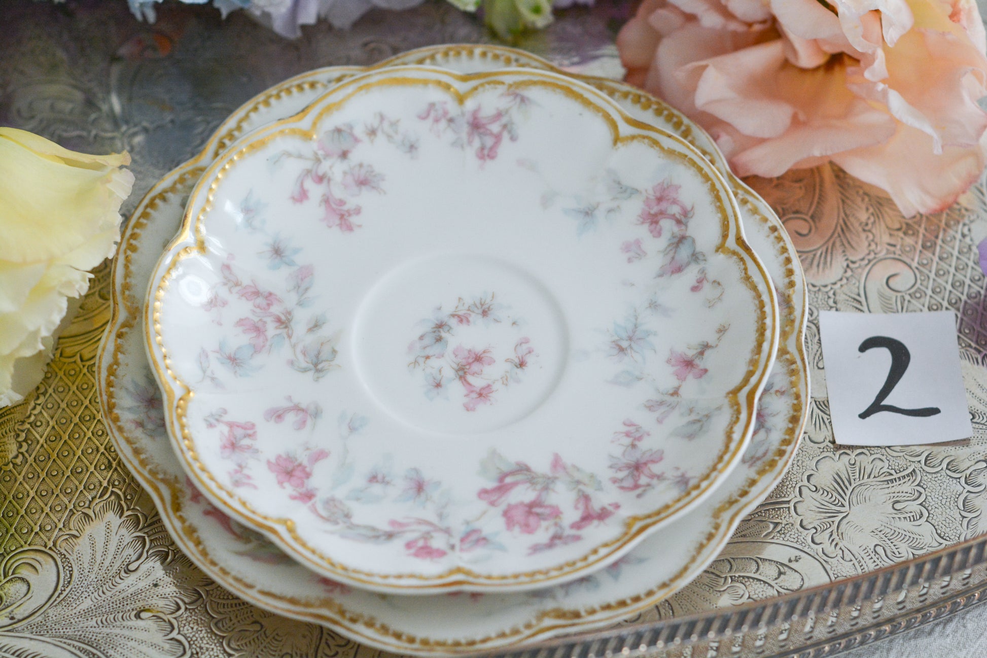 フランスのリモージュ、アビランドのティートリオです。 淡いタッチのお花がとっても可愛らしいです。柔らかで優しげな印象で、癒しのティータイムの時間を過ごせそうですね。これから春のティータイムにもぴったりです。こちらは在庫が2セットございます。ティートリオ①、ティートリオ②からお選びください。