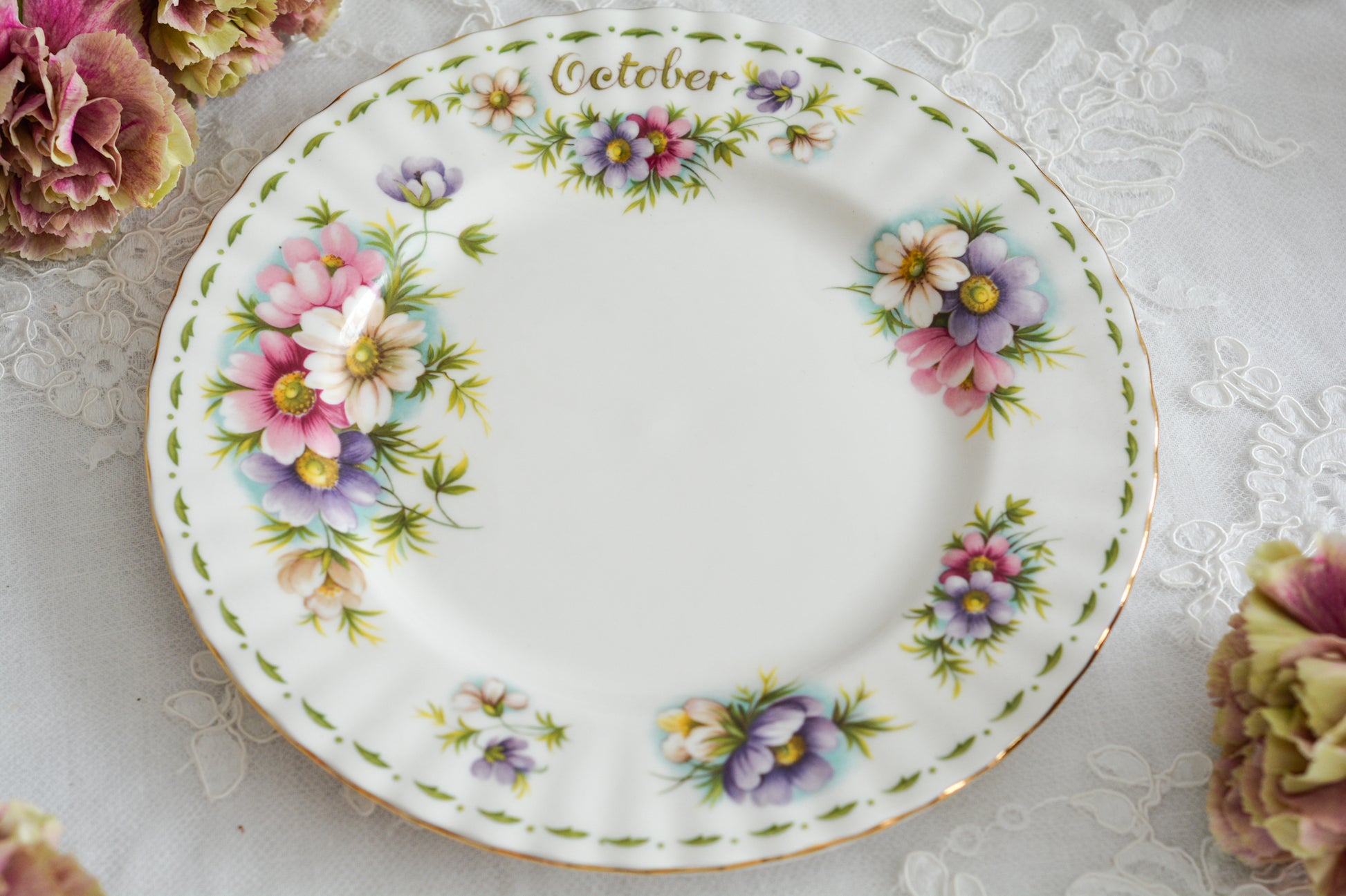 ロイヤルアルバートの人気シリーズの一つ、「フラワーオブザマンス」1月から12月までそれぞれの季節のお花がモチーフのシリーズで、ついつい集めたくなってしまう魅力があります。今回ご紹介するのは、10月(Octber)。10月のお花はコスモスです。柔らかな色合いのコスモスにターコイズブルーがアクセントの可愛らしいセットです。今回はティートリオにデザートプレートのついた珍しい4ピースセットが入荷しました!秋のティータイムをお楽しみください。