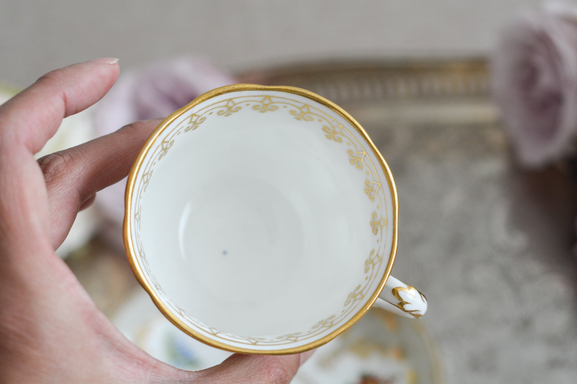 トゥルートリオは、ティーカップ、コーヒーカップ、ソーサーのセットで1800年代中頃まではトリオといえばトゥルートリオが主流でした。こちらはバックスタンプなどはないのですが、ソーサーの裏面にうっすらとMINTONと確認できます。美しいハンドペイントの絵付けはさすがミントン。ミントンの絵付けは繊細で優しいタッチですね。リングハンドルもエレガントです。とても状態の良いお品で、紅茶もコーヒーもお楽しみいただけます。素敵なティータイムをお過ごしください。