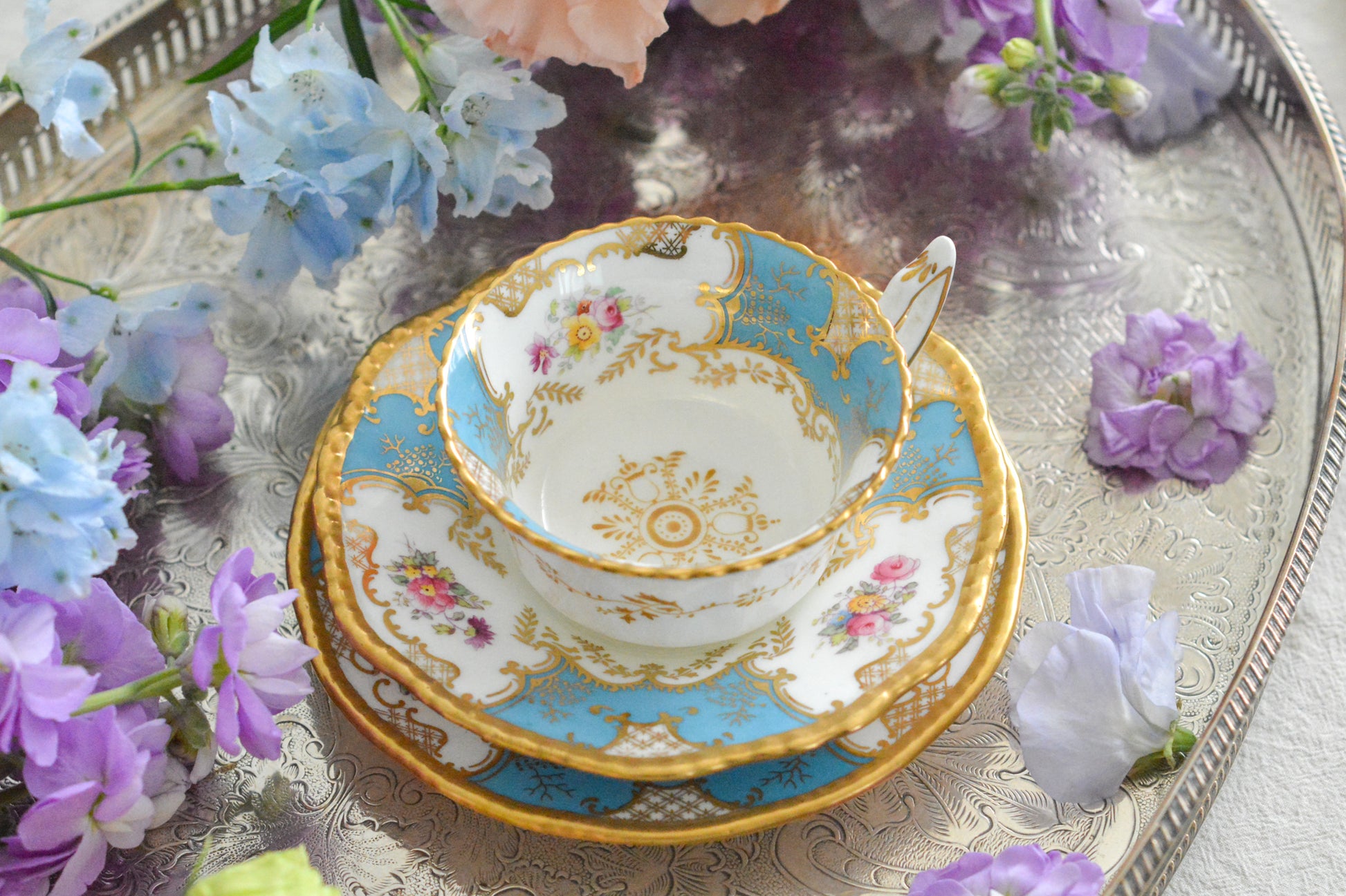 コールポートの代表作と言ってもいい、バットウィングシリーズ。カラー展開が豊富でレアカラーと呼ばれる貴重かつ人気のカラーがあります。その中でもターコイズブルーは幻と言われるほどレアなカラー。前回ご紹介できた時もとても嬉しかったのですが、また出会うことができて本当に嬉しく思います。手に取ると、宝石のようにキラキラと輝くターコイズブルーに金彩のコントラスト、美しいシェイプ。本当に素晴らしい、心が躍るカップです。