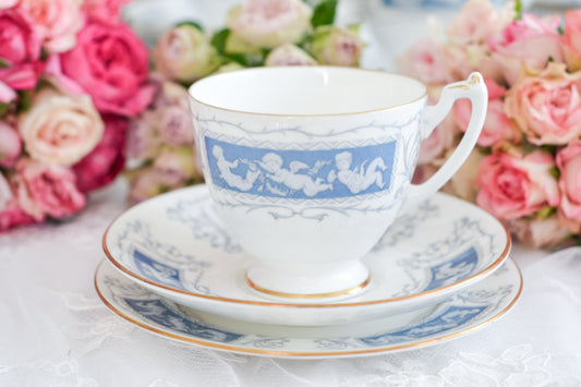 コールポートはウェッジウッドに合併されて製造停止までの間にたくさんのヴィンテージシリーズを製造しています。今回ご紹介するのは「レヴェリー」。天使の絵柄がとっても可愛らしいシリーズです。爽やかなブルーカラーにたくさんの天使達。夏のティータイムにもぴったりですね。こちらは全部で4セット在庫がございます。状態はとても良いですが、僅かに変色があります。状態の良いものから順にお送りいたします。