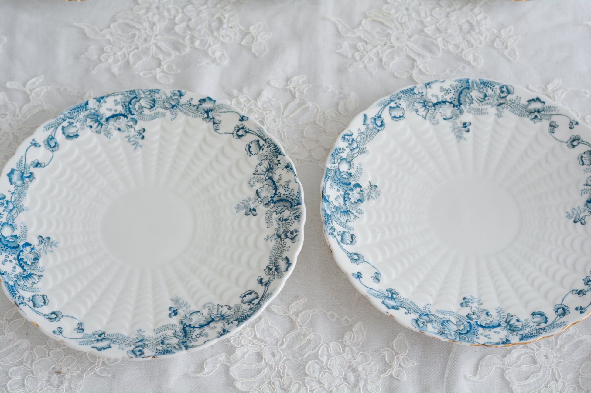 サミュエル・ラドフォードというメーカーの可愛らしいデザートプレートです。サミュエル・ラドフォードはスタッフォードシャーのメーカーで、1879年から1957年まで創業していました。こちらはブルーの転写模様がとても美しく地模様もとても可愛らしいお品です。色違いのティートリオとシュガーボウル&ミルクジャグも別で掲載しています。   こちらは1枚の価格です。全部で2枚在庫がございます。状態の良い方からお送りします。