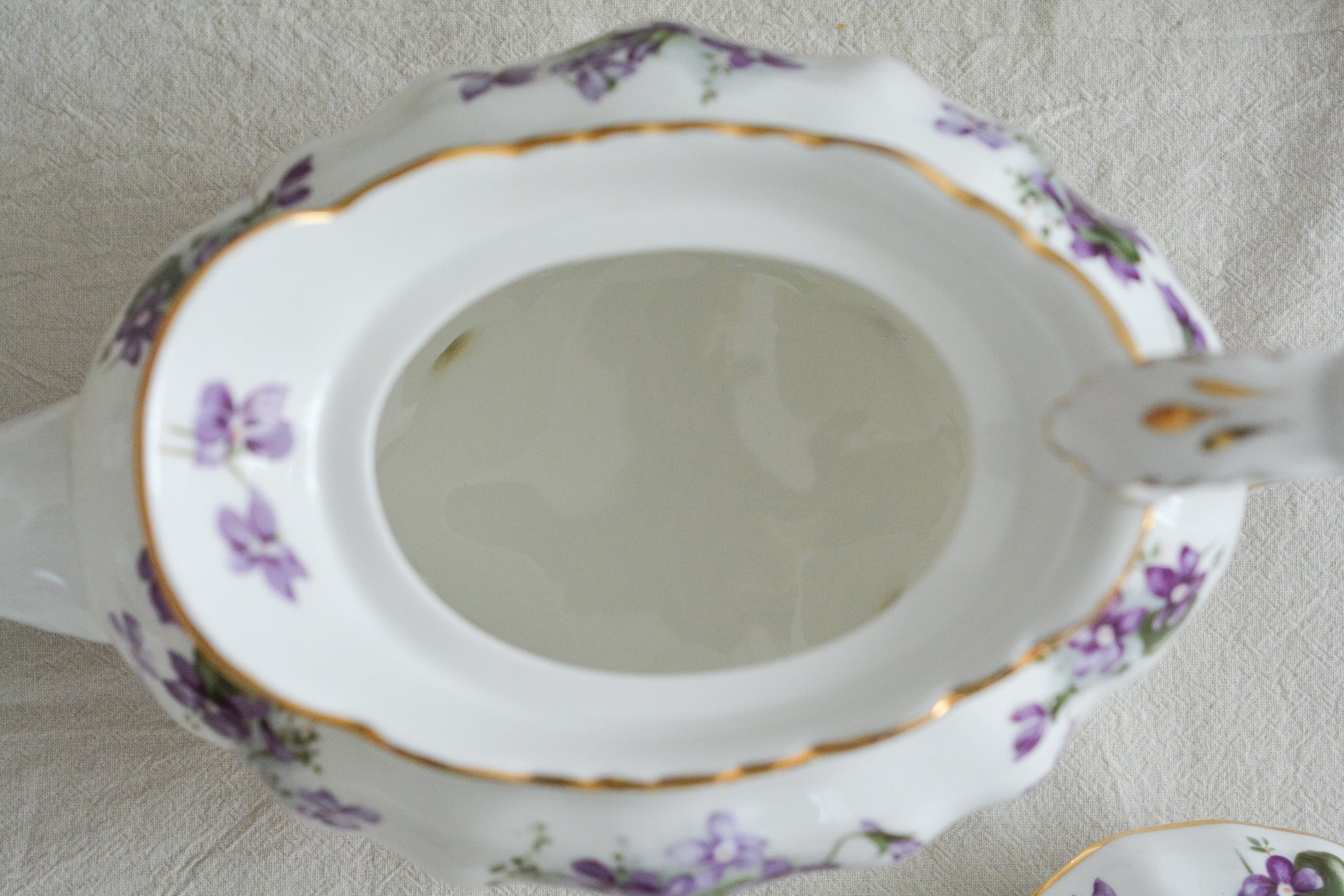 ハマースレイの人気シリーズ、ヴィクトリアンバイオレットシリーズのラージサイズのティーポットです。可憐なすみれの模様と優雅なシェイプがとても美しく、おうちティータイムを華やかに盛り上げてくれます。とても存在感があって、テーブルを華やかに盛り上げてくれます。お客さまのおもてなしにはもちろん、ご家族やご友人との楽しいティータイムにもぜひ。