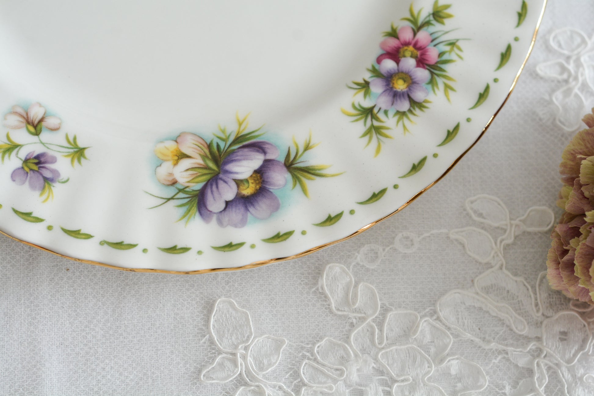 ロイヤルアルバートの人気シリーズの一つ、「フラワーオブザマンス」1月から12月までそれぞれの季節のお花がモチーフのシリーズで、ついつい集めたくなってしまう魅力があります。今回ご紹介するのは、10月(Octber)。10月のお花はコスモスです。柔らかな色合いのコスモスにターコイズブルーがアクセントの可愛らしいセットです。今回はティートリオにデザートプレートのついた珍しい4ピースセットが入荷しました!秋のティータイムをお楽しみください。