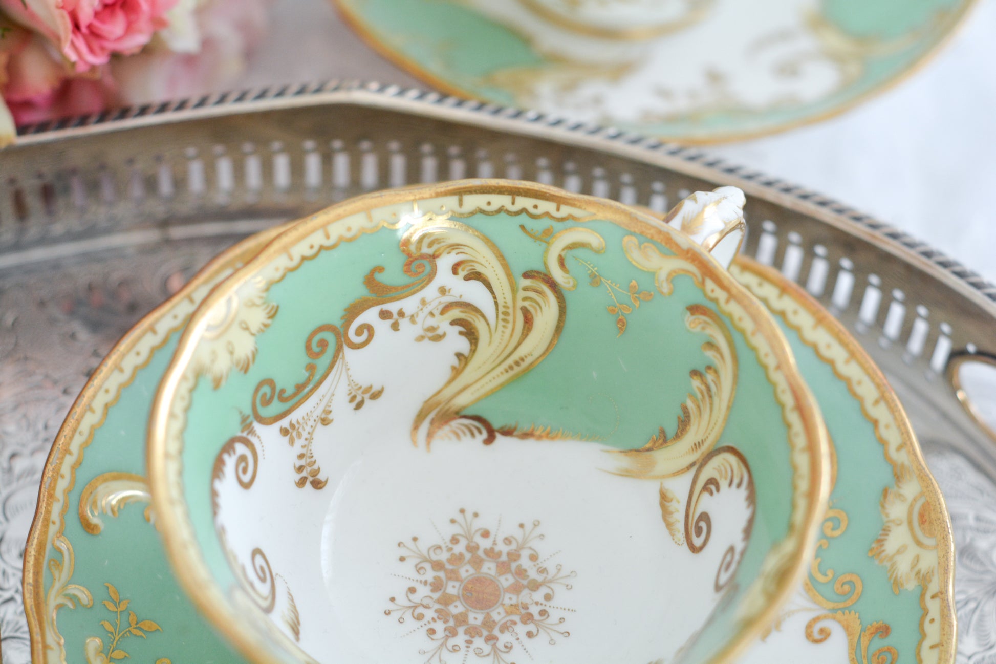 爽やかなアップルグリーンカラーに美しい模様のカップ&ソーサー。メーカーは不明ですが、優美なシェイプも素晴らしいデザインのお品です。こちらは1客の価格です。在庫が全部で5客ございます。 差異はあまりありませんが、状態の良いものから順番にお送りいたします。