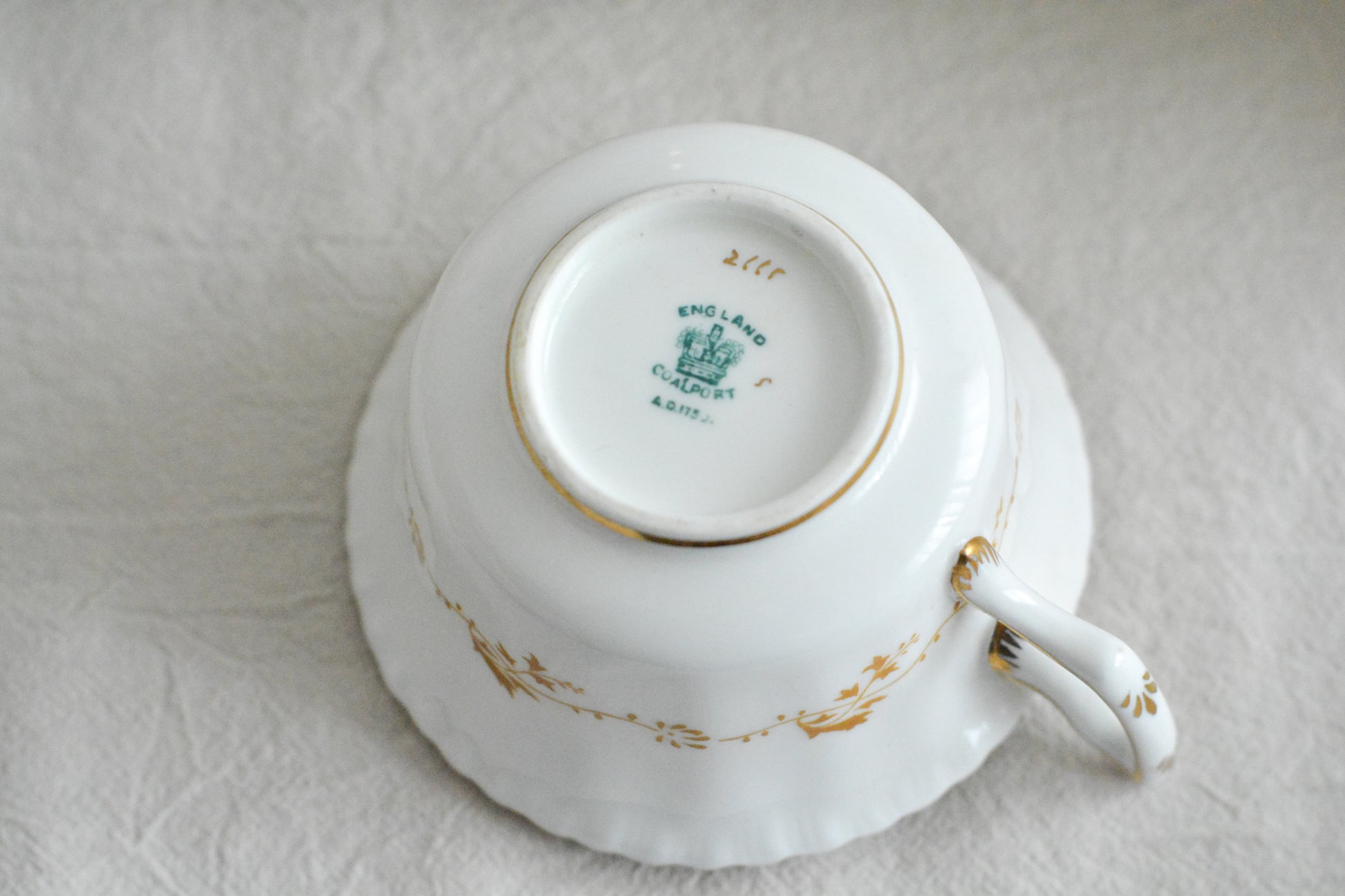 コールポートの代表作と言ってもいい、バットウィングシリーズ。カラー展開が豊富でレアカラーと呼ばれる貴重かつ人気のカラーがあります。その中でもターコイズブルーは幻と言われるほどレアなカラー。前回ご紹介できた時もとても嬉しかったのですが、また出会うことができて本当に嬉しく思います。手に取ると、宝石のようにキラキラと輝くターコイズブルーに金彩のコントラスト、美しいシェイプ。本当に素晴らしい、心が躍るカップです。