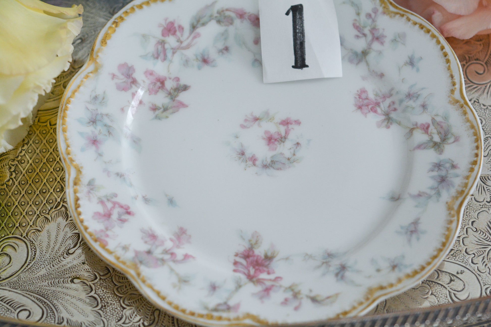 フランスのリモージュ、アビランドのティートリオです。 淡いタッチのお花がとっても可愛らしいです。柔らかで優しげな印象で、癒しのティータイムの時間を過ごせそうですね。これから春のティータイムにもぴったりです。こちらは在庫が2セットございます。ティートリオ①、ティートリオ②からお選びください。