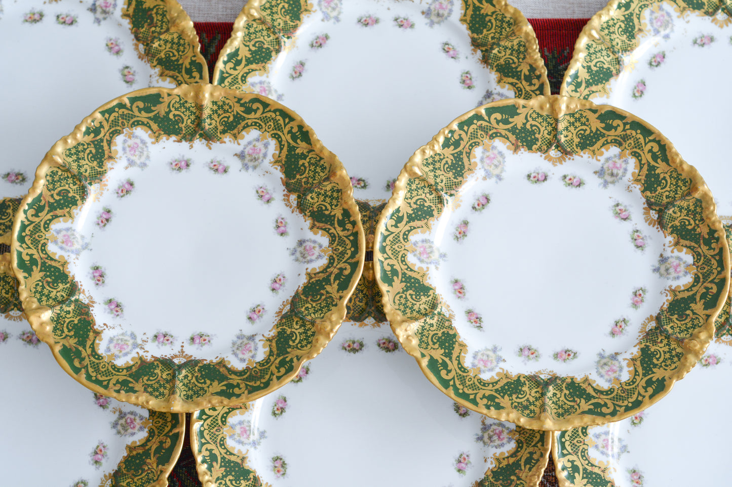 フランスのリモージュのプレートがやってきました。ジャン・プーヤ工房のデザートプレートで、深い緑の縁取りに繊細なタッチのお花がとても美しい1枚です。英国のタッチとはまた違った趣きがあり、エレガントで繊細な雰囲気。クリスマスのテーブルにもぴったりな色合いでテーブルを華やかに盛り上げてくれるプレートです。  こちらは1枚の価格です。クリスマス企画の特別価格になっています。在庫が全部で8枚ございます。状態の良いものから順番にお送りいたします。