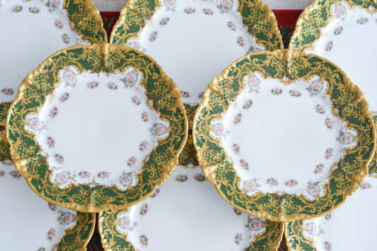 フランスのリモージュのプレートがやってきました。ジャン・プーヤ工房のデザートプレートで、深い緑の縁取りに繊細なタッチのお花がとても美しい1枚です。英国のタッチとはまた違った趣きがあり、エレガントで繊細な雰囲気。クリスマスのテーブルにもぴったりな色合いでテーブルを華やかに盛り上げてくれるプレートです。  こちらは1枚の価格です。クリスマス企画の特別価格になっています。在庫が全部で8枚ございます。状態の良いものから順番にお送りいたします。