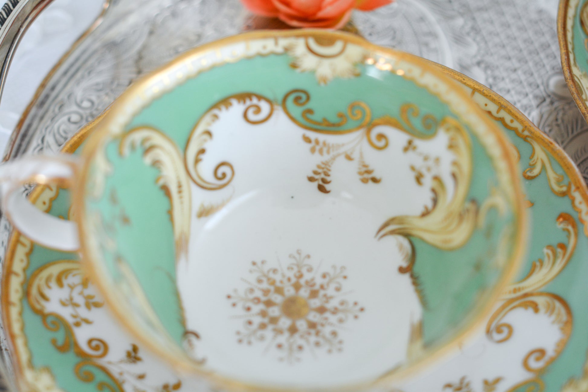 爽やかなアップルグリーンカラーに美しい模様のカップ&ソーサー。メーカーは不明ですが、優美なシェイプも素晴らしいデザインのお品です。こちらは1客の価格です。在庫が全部で5客ございます。 差異はあまりありませんが、状態の良いものから順番にお送りいたします。