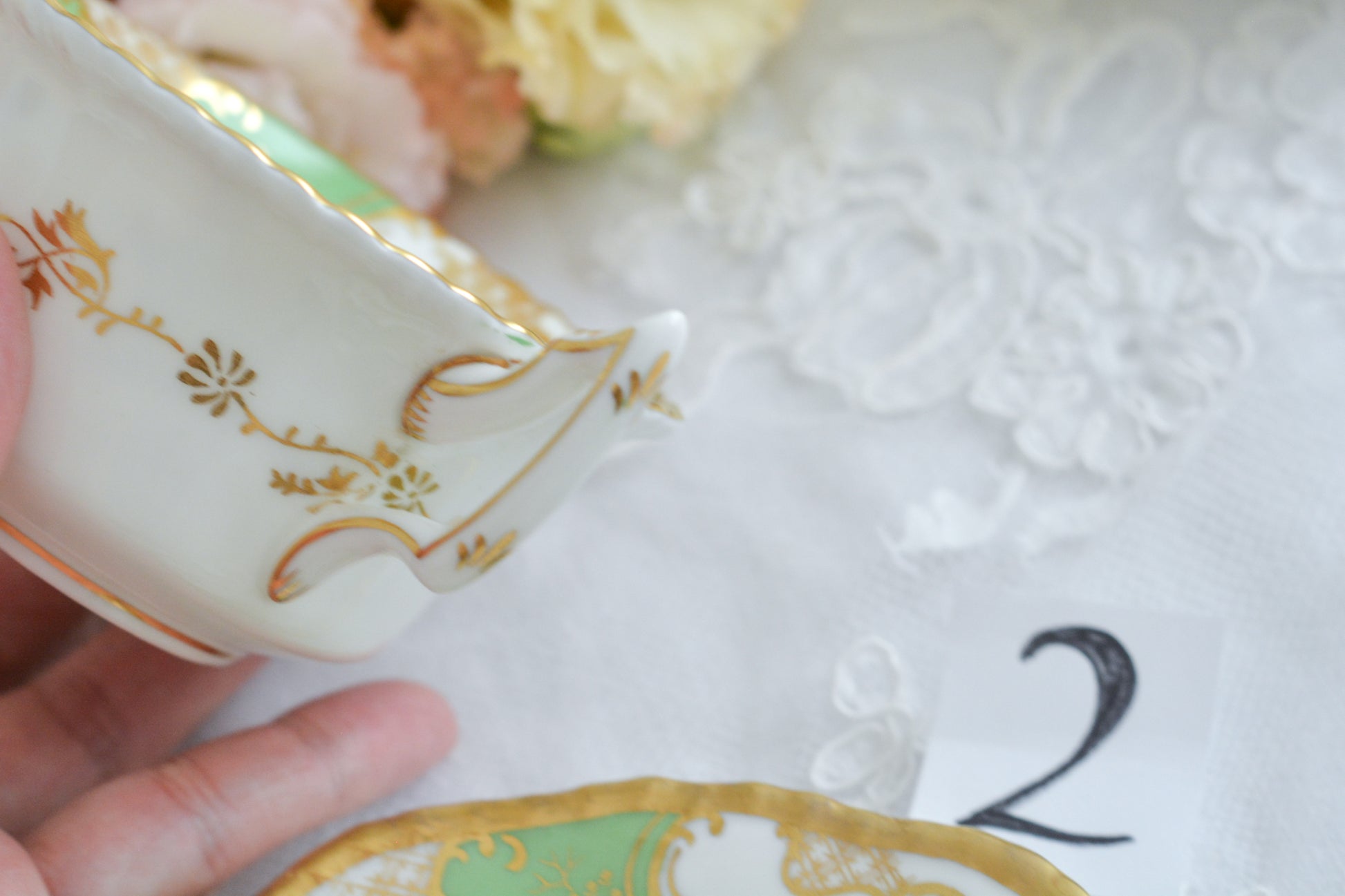 コールポートの代表作と言ってもいい、バットウィングシリーズ。こちらは明るい雰囲気のアップルグリーンのティートリオです。柔らかな印象で凛としさ美しさがありオーラを感じます。季節を選ばずお楽しみいただけるカラーですね。最近はバットウィングも探すのがとても困難になってきました。こちらはイギリスのコレクターさんからお迎えしたお品で、大切にされていたことのわかるお品達です。トリオの中央の模様の色が違ったりオリジナルのセットではないかもしれませんが、美しいトリオです。ご縁をお繋ぎできたら嬉しく思います。こちらは1セットの価格です。全部で6セット在庫がございます。①〜⑥からお選びください。