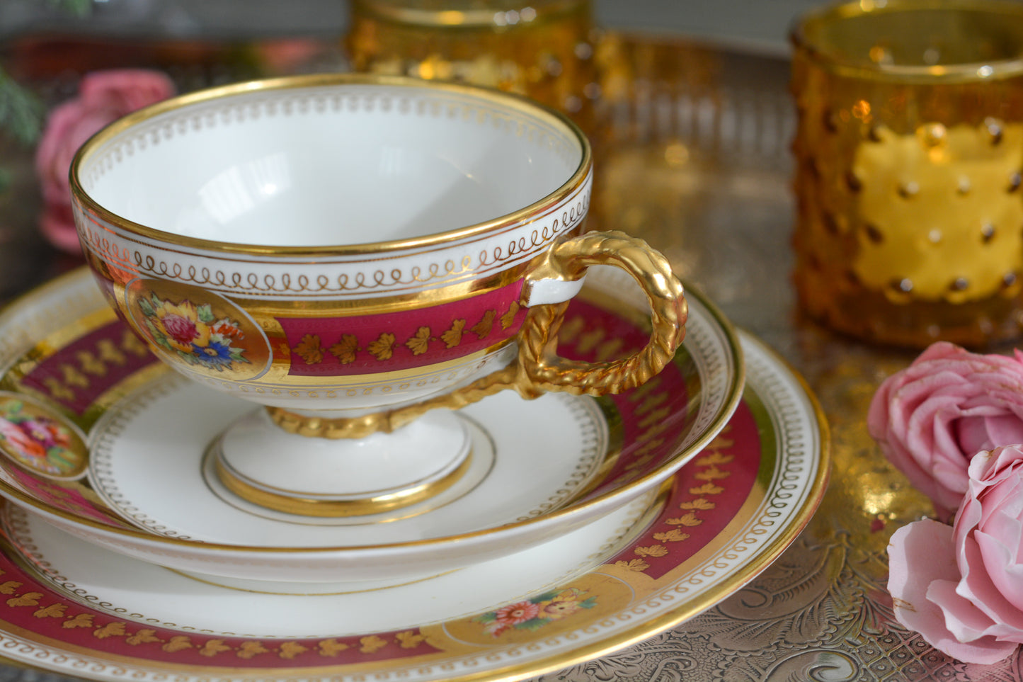 コウルドンの素晴らしいティートリオ。カップのハンドルはロープハンドルと呼ばれるデザインで、コウルドン前身のブラウンウエストヘッドムーア社が製造していたデザインです。リッジウェイ時代の豪華絢爛な作風を残しつつ、より洗練されたデザインへと昇華していったブラウンウエストヘッドムーア社。ロープハンドルはそんなブラウンウエストヘッドムーアの代表的なデザイン。数も少ないので大変人気があります。カップにはコウルドンのバックスタンプがあるのでコウルドンが引き継いで作られたお品だと思うのですが、ソーサーのダイヤモンドマークは1868年9月25日に登録されたことを示しています。ソーサーだけ古い感じはしないので、このダイヤモンドマークはこのお品ではなく、デザインの商標登録を示しているのかもしれません。アンティークは色々なストーリーを考える楽しみを与えてくれますね。