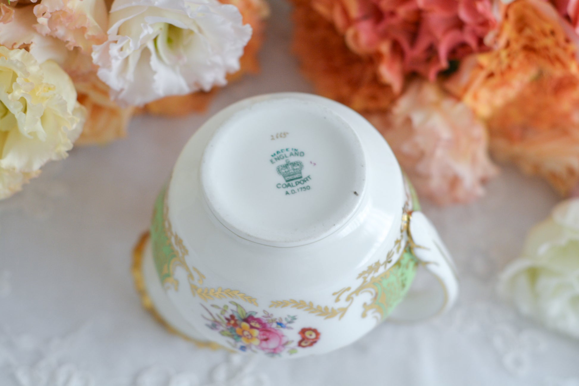 コールポートの人気シリーズのバットウィング。こちらはアップルグリーンカラーが美しいミルクジャグです。アップルグリーンは明るい雰囲気で優美なデザインです。美しいミルクジャグはテーブルに花を添えてくれますね。ミルクジャグは元々ティートリオよりも数が少ないのですが、バットウィングシリーズは年々見つけることが困難になっております。こちらはとても状態の良い子で、お探しの方に見つけていただけましたら嬉しいです。