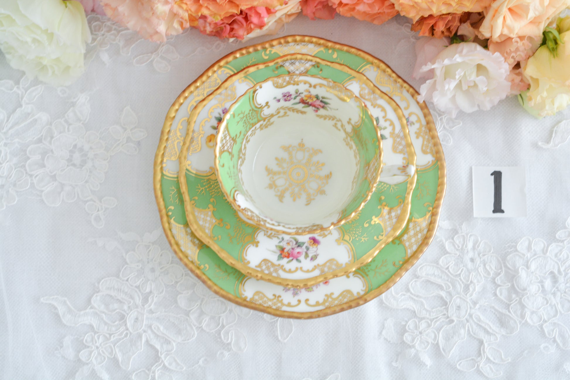 コールポートの代表作と言ってもいい、バットウィングシリーズ。こちらは明るい雰囲気のアップルグリーンのティートリオです。柔らかな印象で凛としさ美しさがありオーラを感じます。季節を選ばずお楽しみいただけるカラーですね。最近はバットウィングも探すのがとても困難になってきました。こちらはイギリスのコレクターさんからお迎えしたお品で、大切にされていたことのわかるお品達です。トリオの中央の模様の色が違ったりオリジナルのセットではないかもしれませんが、美しいトリオです。ご縁をお繋ぎできたら嬉しく思います。こちらは1セットの価格です。全部で6セット在庫がございます。①〜⑥からお選びください。