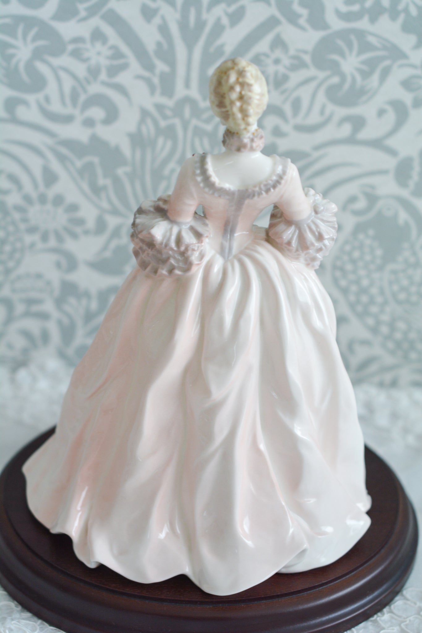 コールポートのポンパドール夫人の美しいフィギュリン。コールポートの中でも一番貴重で人気のフィギュリンではないでしょうか。美しいお顔にグレーとピンクの華やかなドレス。人気があるのも分かります。ポンパドール夫人はその美顔からフランスルイ15世の公式の愛妾となったのは有名な話。美顔だけでなく、頭もとてもよく政治にも積極的に関与しています。色々な側面を持ち合わせますが、芸術を愛し、その発展に大きな影響を与えました。ポンパドール夫人の時代はフランスを中心に優美なロココ様式が流行します。イギリスで1810年〜1830年代頃に流行したロココリバイバルはフランスのロココ様式の影響を受けてイギリスでロココ様式が再流行したものです。そんなポンパドール夫人のフィギュリンは、キャビネットに飾ってもティータイムにテーブルに置いてもどんなシーンでも、パッとスポットライトが当たったかのような存在感です。