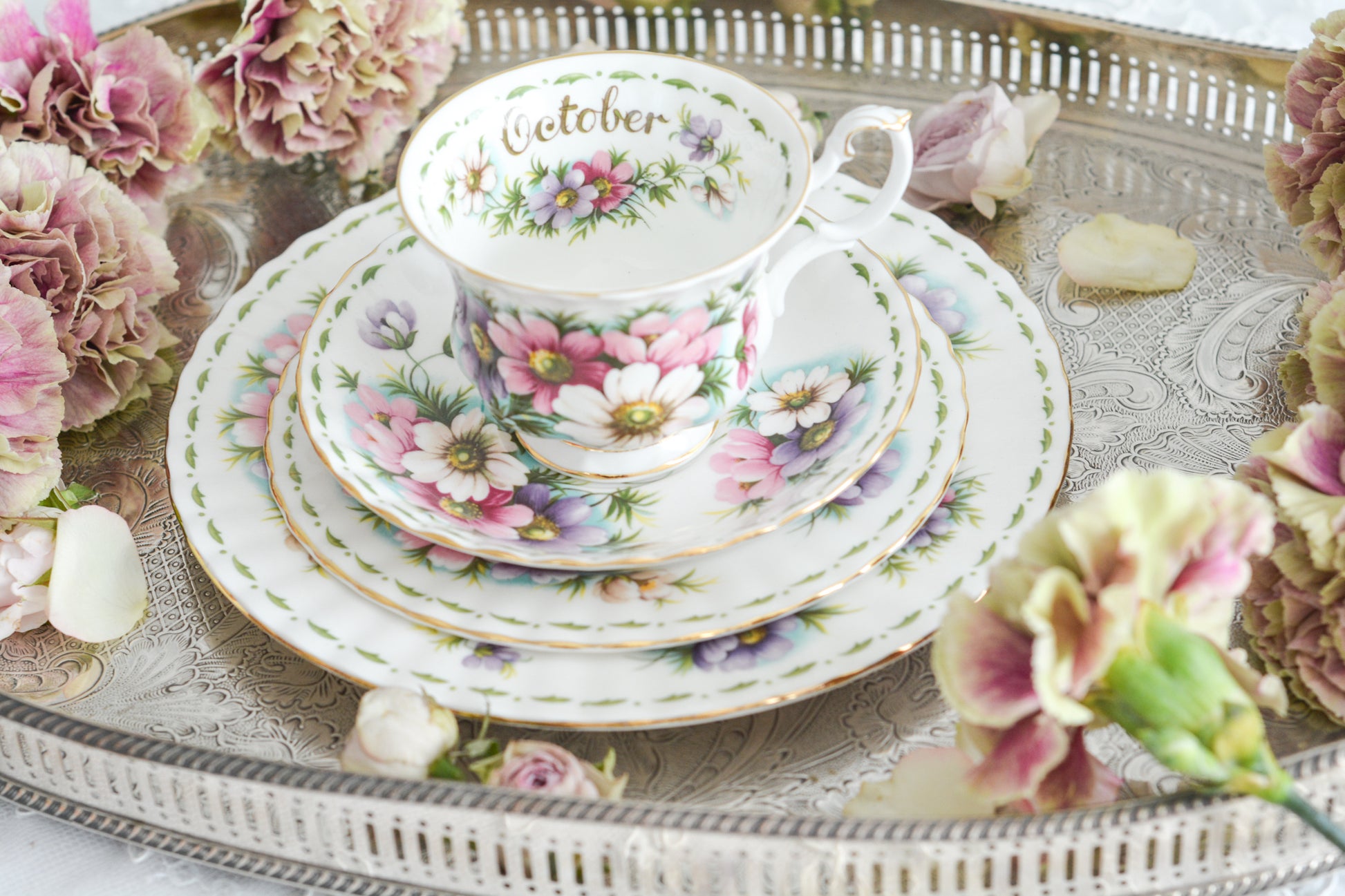 ロイヤルアルバートの人気シリーズの一つ、「フラワーオブザマンス」1月から12月までそれぞれの季節のお花がモチーフのシリーズで、ついつい集めたくなってしまう魅力があります。今回ご紹介するのは、10月(Octber)。10月のお花はコスモスです。柔らかな色合いのコスモスにターコイズブルーがアクセントの可愛らしいセットです。今回はティートリオにデザートプレートのついた珍しい4ピースセットが入荷しました!秋のティータイムをお楽しみください。