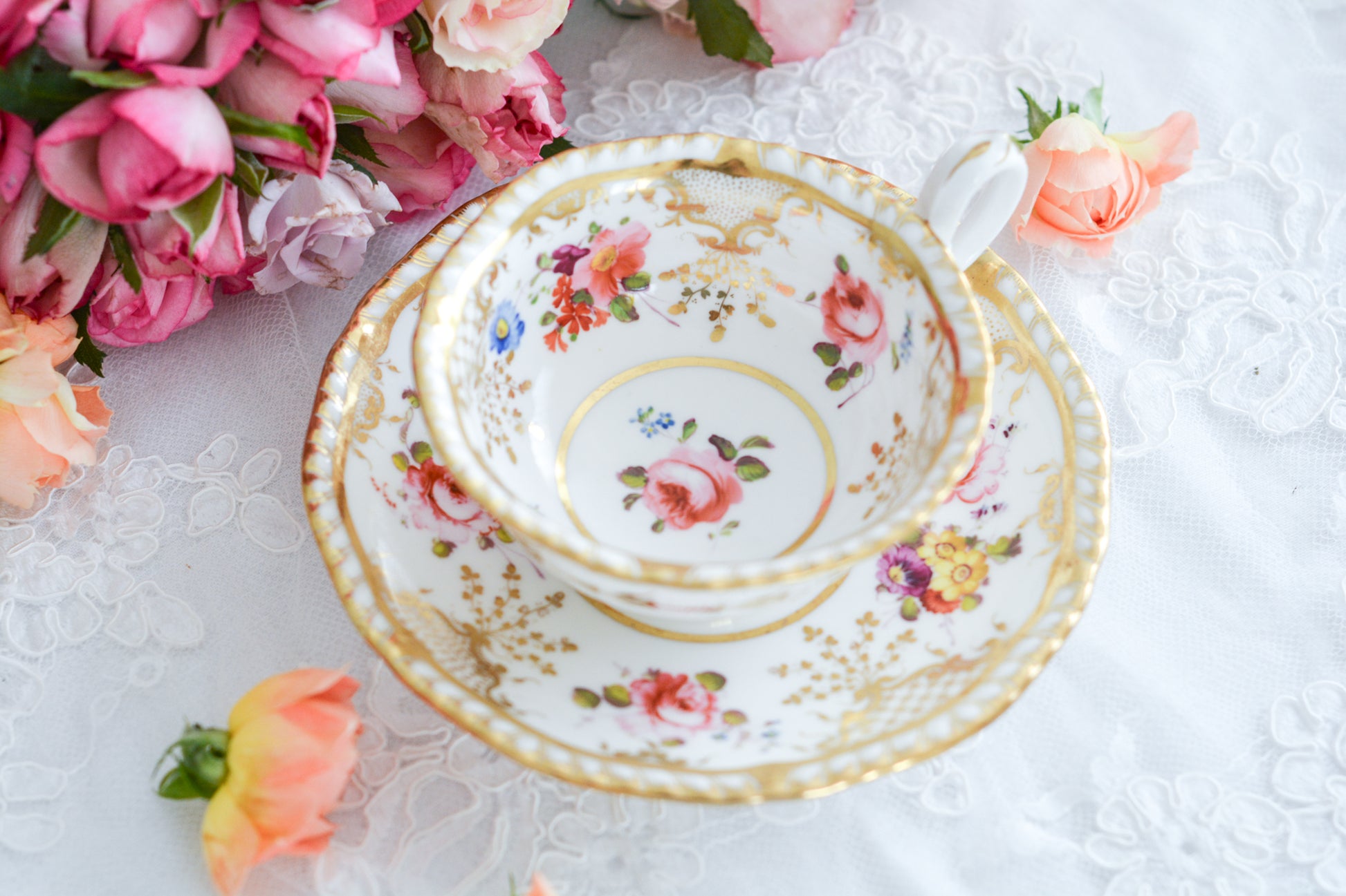 H&Rダニエルは1822年から1846年までという短い期間しか製造していないのですが、とても素晴らしい磁器を作っていたメーカです。数が少なく、作品も素晴らしいとあって世界中にコレクションしている方々がいます。ガドルーンとは縁飾りの模様のことで、こちらはカップの内側についていてセカンドガドルーンと呼ばれています。(外側についているものはファーストガドルーン。)H&Rダニエルの作品はハンドペイント絵付けも大変素晴らしいです。芸術的なカップとなっております。