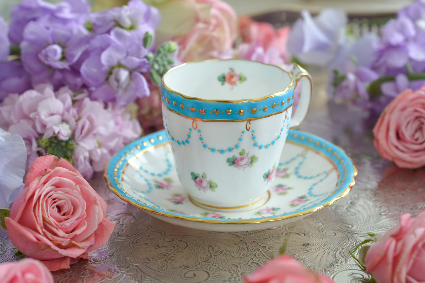 ミントンの美しいデミタスカップ。ミントンブルーにエレガントなデザイン。さすがミントン!ですね。小さなカップにぎゅっと魅力が詰まったお品です。 ミントンは女性の絵付け師さんが他のメーカーよりもたくさん活躍していたと本で読んだことがあります。ミントンのエレガントで美しいデザインはそんな理由もあるのかもしれません。カップのハンドルに製造時にできたと思われる傷と、ソーサーにヘアライン(貫通はしていません)があるので実用にはお勧めしませんが、ぜひたくさん眺めて愛でていただきたい、芸術的なカップです。