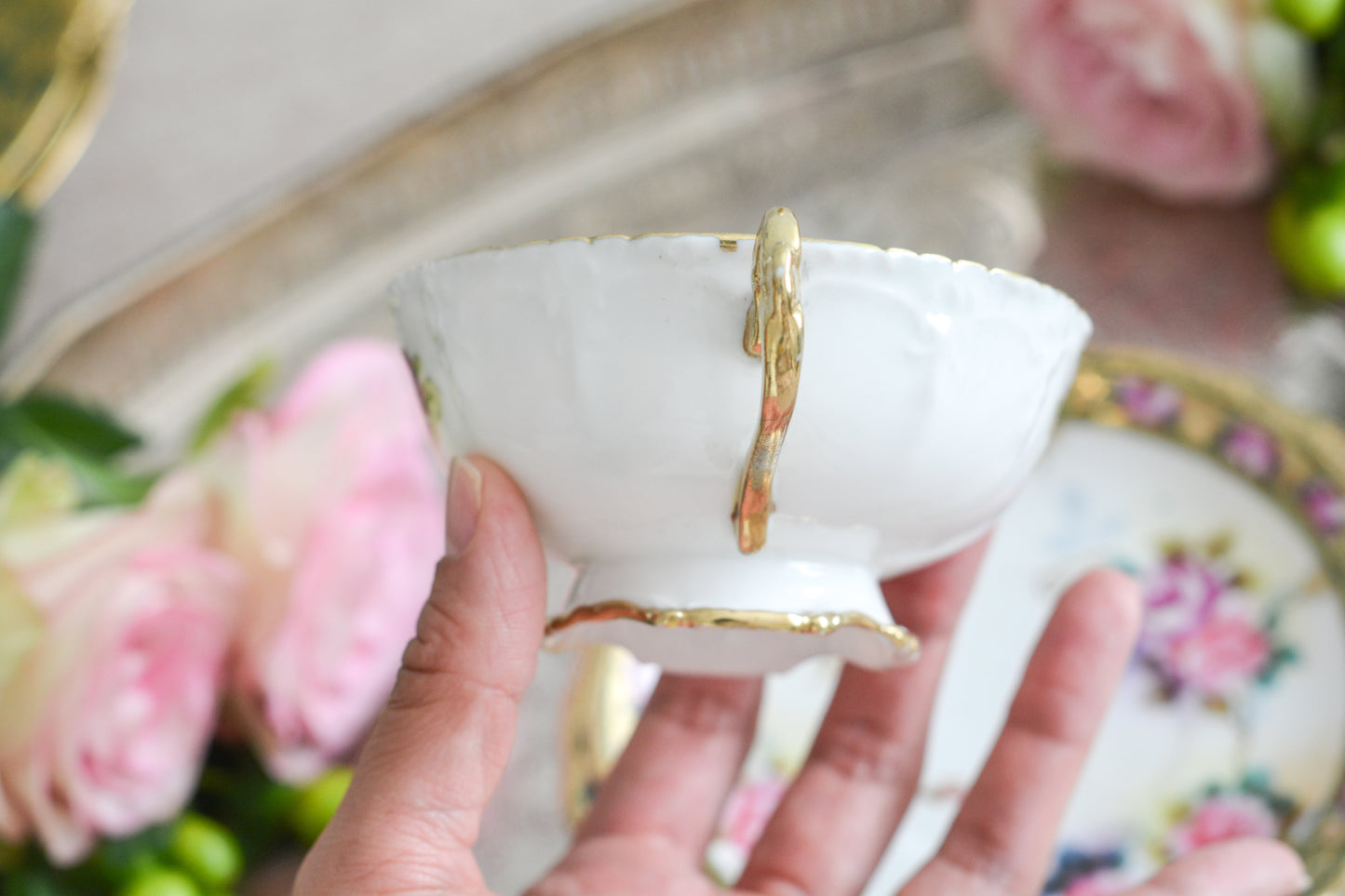 オールドノリタケの里帰り品です。キラキラと輝くティートリオ。クリスマスにもぴったりのお品です。ハンドペイントで描かれたバラに金盛りの美しい模様。さすがノリタケ!ですね。とっても豪華なデザインなのでプレゼントにもぜひどうぞ。