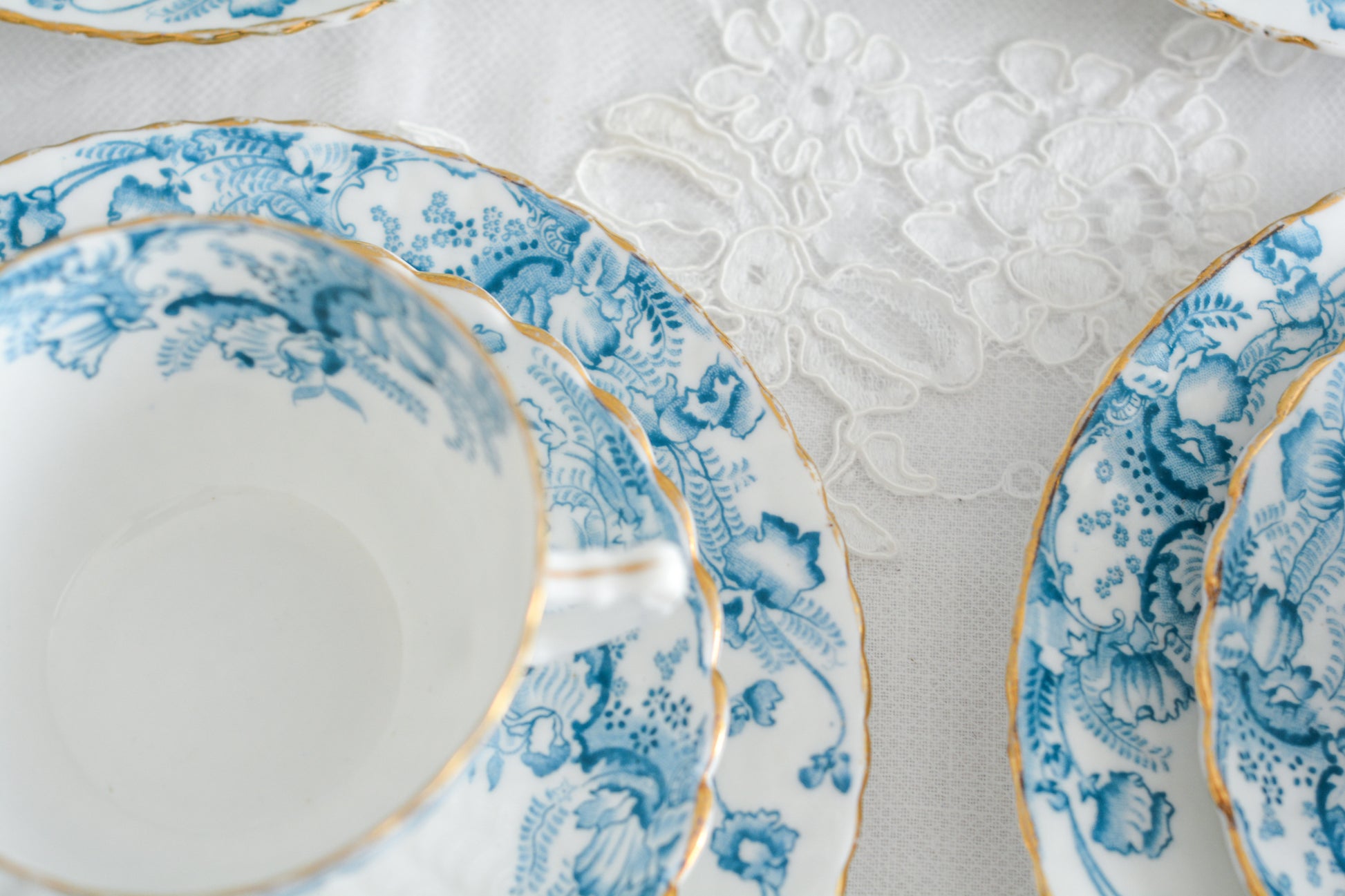 サミュエル・ラドフォードというメーカーの可愛らしいティートリオです。サミュエル・ラドフォードはスタッフォードシャーのメーカーで、1879年から1957年まで創業していました。こちらはブルーの転写模様がとても美しく地模様もとても可愛らしいお品です。同じパターンのミルクジャグ&シュガーボウル、色違いのデザートプレートも別で掲載しています。  こちらは1セットの価格です。全部で6セットあります。状態の良いものからお送りします。