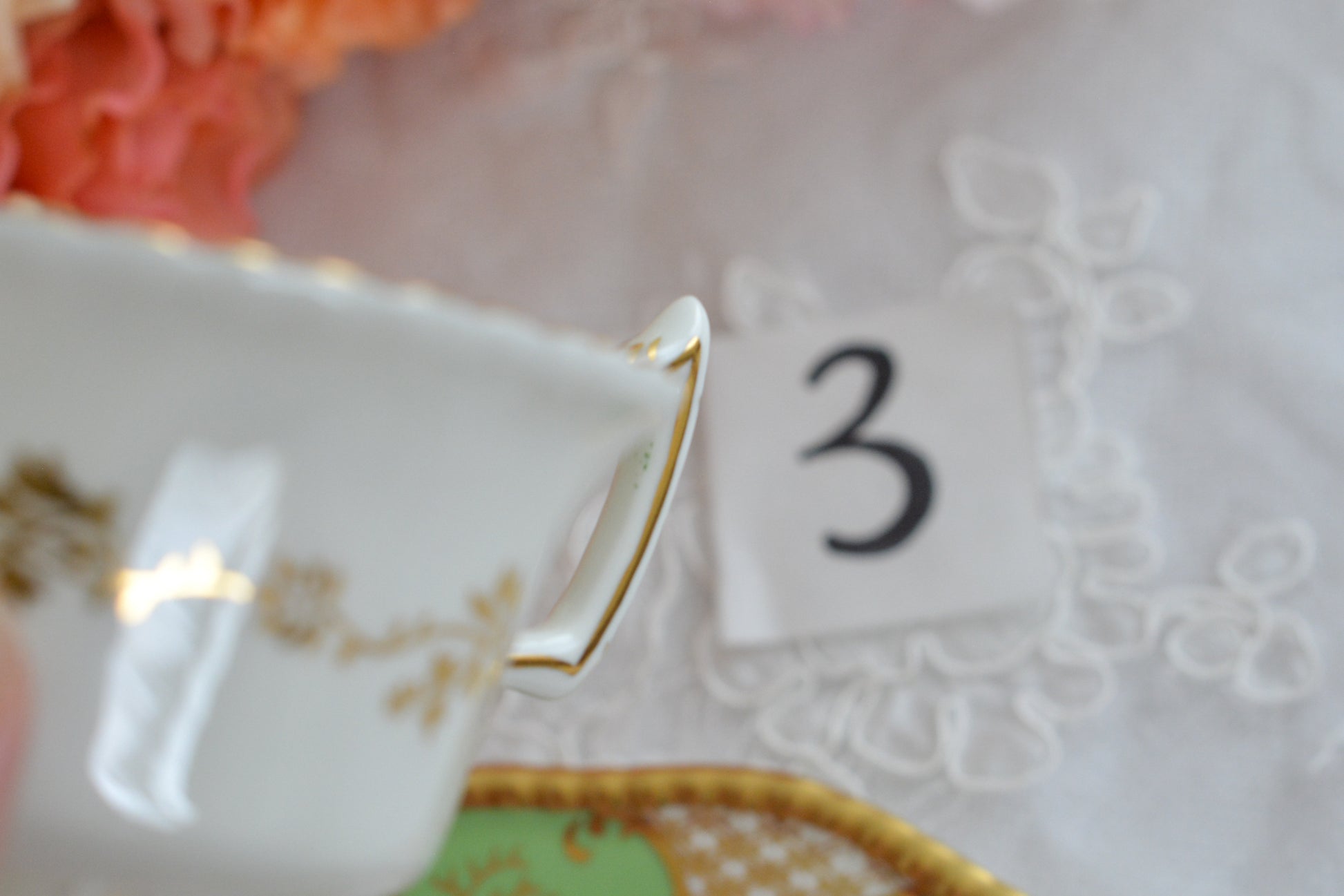 コールポートの代表作と言ってもいい、バットウィングシリーズ。こちらは明るい雰囲気のアップルグリーンのティートリオです。柔らかな印象で凛としさ美しさがありオーラを感じます。季節を選ばずお楽しみいただけるカラーですね。最近はバットウィングも探すのがとても困難になってきました。こちらはイギリスのコレクターさんからお迎えしたお品で、大切にされていたことのわかるお品達です。トリオの中央の模様の色が違ったりオリジナルのセットではないかもしれませんが、美しいトリオです。ご縁をお繋ぎできたら嬉しく思います。こちらは1セットの価格です。全部で6セット在庫がございます。①〜⑥からお選びください。