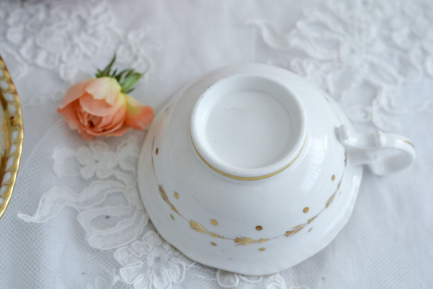 H&Rダニエルは1822年から1846年までという短い期間しか製造していないのですが、とても素晴らしい磁器を作っていたメーカです。数が少なく、作品も素晴らしいとあって世界中にコレクションしている方々がいます。ガドルーンとは縁飾りの模様のことで、こちらはカップの内側についていてセカンドガドルーンと呼ばれています。(外側についているものはファーストガドルーン。)H&Rダニエルの作品はハンドペイント絵付けも大変素晴らしいです。芸術的なカップとなっております。