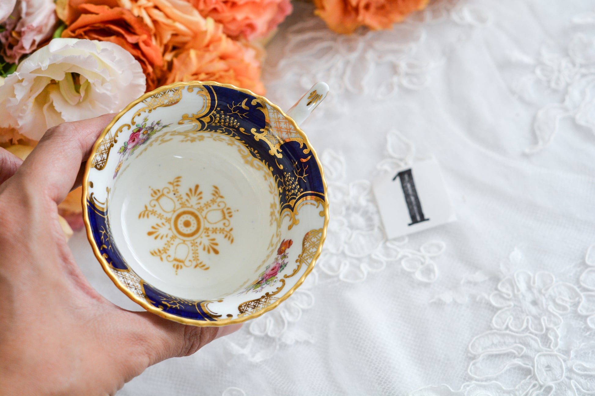 コールポートの代表作と言ってもいい、バットウィングシリーズ。こちらはコバルトブルーのティートリオです。重厚感のあるコバルトブルーと金彩のコントラスト、美しいシェイプ。凛としさ美しさがありオーラを感じます。そしてこちらのお品は、カップの側面にブーケの模様が描かれている珍しいデザインです。最近はバットウィングも探すのがとても困難になってきました。心が躍るカップでティータイムをお楽しみいただけたら嬉しいです。こちらは1セットの価格です。全部で6セット在庫がございます。状態で価格が変わります。