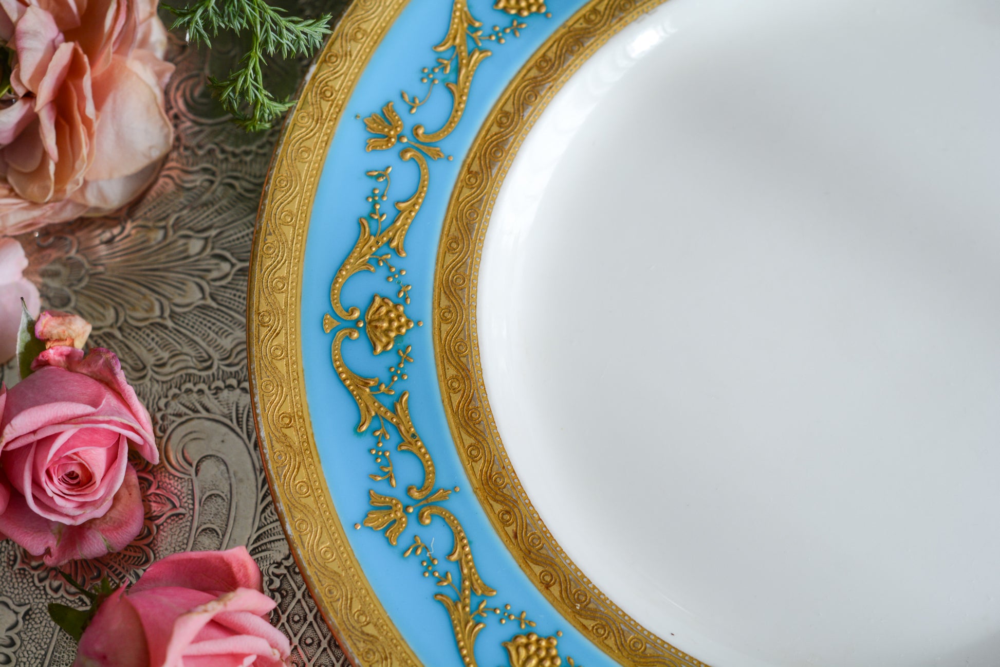 ティファニー社がミントンにオーダーしたプレート。ミントンブルーに金盛りの繊細な模様がとても美しいお品です。ミントンらしいエレガントなデザインはティファニーのイメージにもぴったり。ティファニーは英国の磁器メーカーに特注し、商品をたくさん輸入していました。各メーカーともティファニーの特注品は特にエレガントなデザインが多いです。流行を生み出す力はさすがですね。