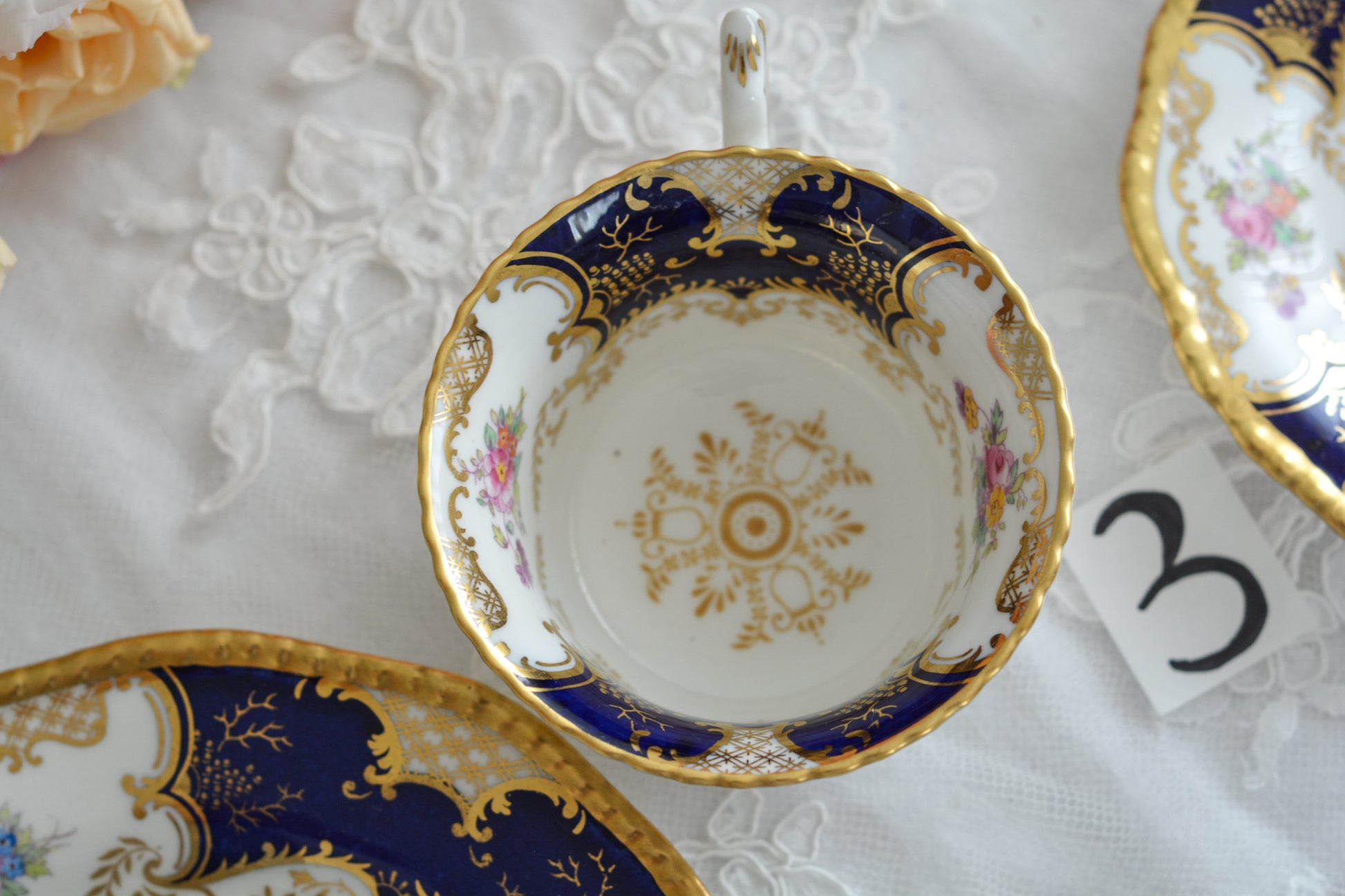 コールポートの代表作と言ってもいい、バットウィングシリーズ。こちらはコバルトブルーのティートリオです。重厚感のあるコバルトブルーと金彩のコントラスト、美しいシェイプ。凛としさ美しさがありオーラを感じます。最近はバットウィングも探すのがとても困難になってきました。心が躍るカップでティータイムをお楽しみいただけたら嬉しいです。こちらは1セットの価格です。全部で6セット在庫がございます。状態で価格が変わります。