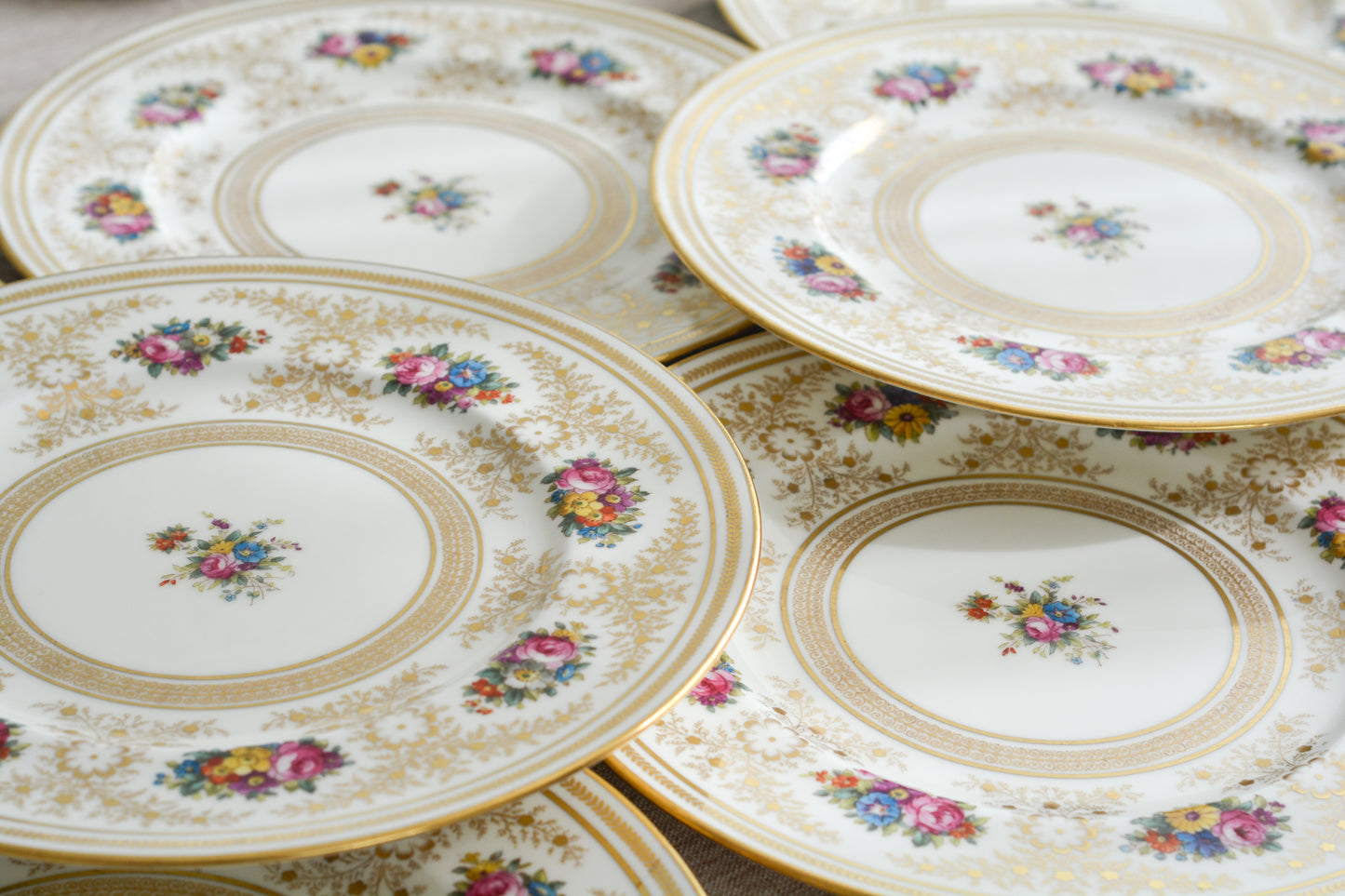 コウルドンの美しいディナープレートです。繊細な金彩模様にハンドペイントで描かれた可愛らしいお花たち。コウルドンらしいエレガントで上品なデザインです。ディナープレートとしてはもちろん、サービングプレートやアンダープレートとしてもお使いいただけるサイズです。クリスマスのテーブルコーディネートをお楽しみくださいませ。  今回お値打ちに仕入れることが出来たため、特別価格となっております。 価格は1枚の価格です。在庫が全部で11枚ございます。