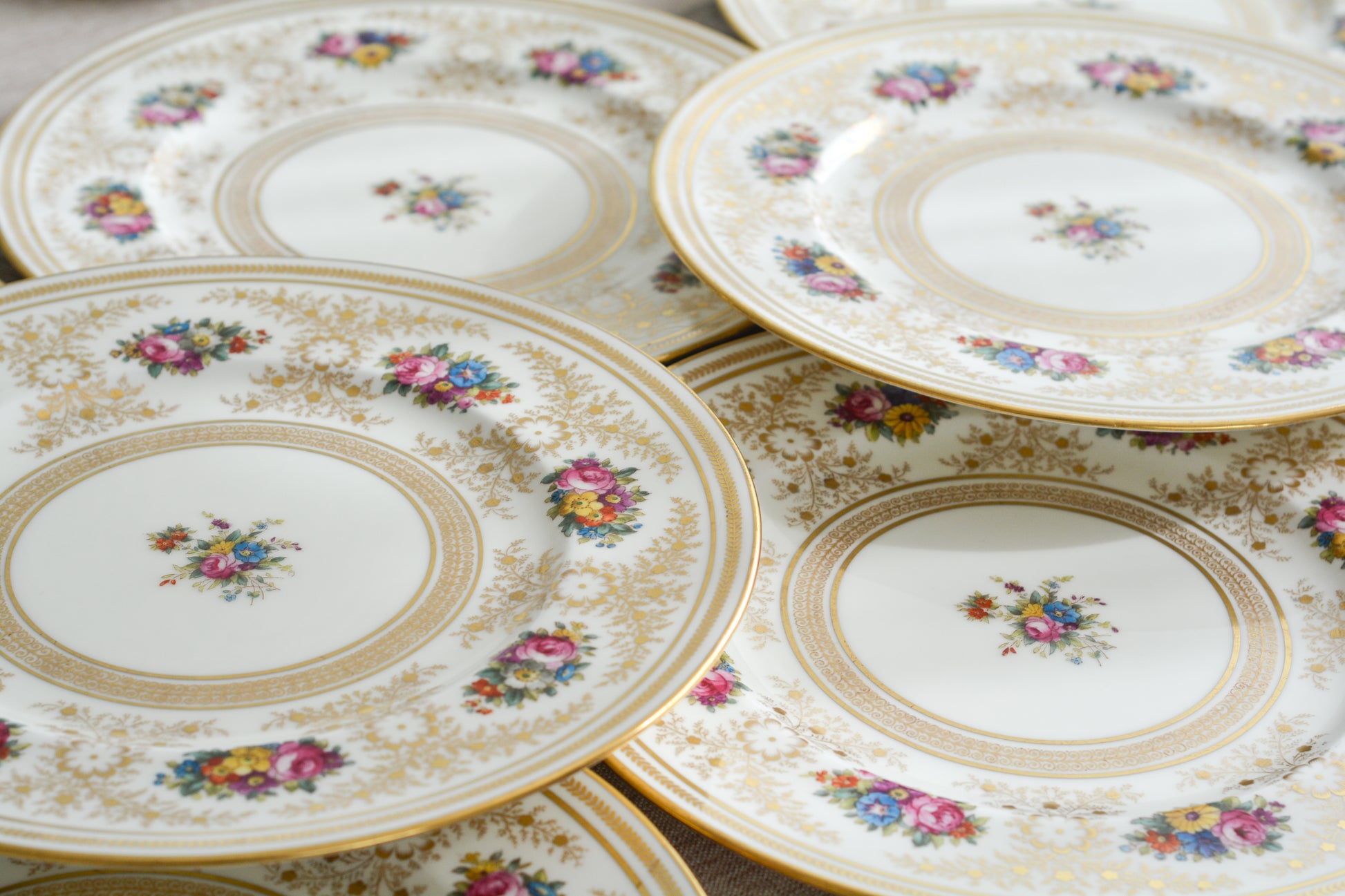 コウルドンの美しいディナープレートです。繊細な金彩模様にハンドペイントで描かれた可愛らしいお花たち。コウルドンらしいエレガントで上品なデザインです。ディナープレートとしてはもちろん、サービングプレートやアンダープレートとしてもお使いいただけるサイズです。クリスマスのテーブルコーディネートをお楽しみくださいませ。  今回お値打ちに仕入れることが出来たため、特別価格となっております。 価格は1枚の価格です。在庫が全部で11枚ございます。