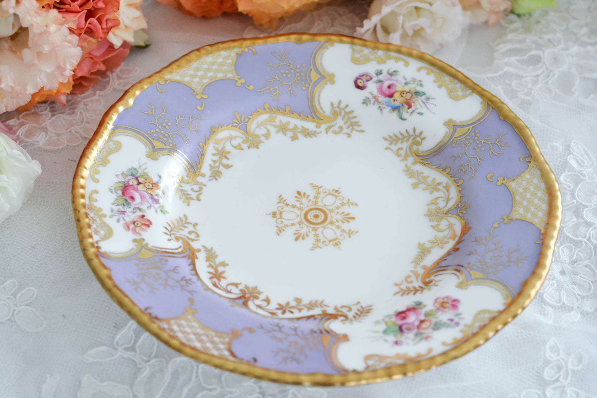 コールポートの人気シリーズ、バットウィングシリーズ。こちらはとても貴重なライラックカラーのデザートプレートです。ライラックカラーは美しいのはもちろんですが、柔らかな印象でとても上品ですね。最近はバットウィングシリーズは探すことがより困難になっております。ライラックカラーは元々レアカラーと言われるお品で、当店では初めてご紹介できます。  お揃いのティートリオも別で掲載しております。