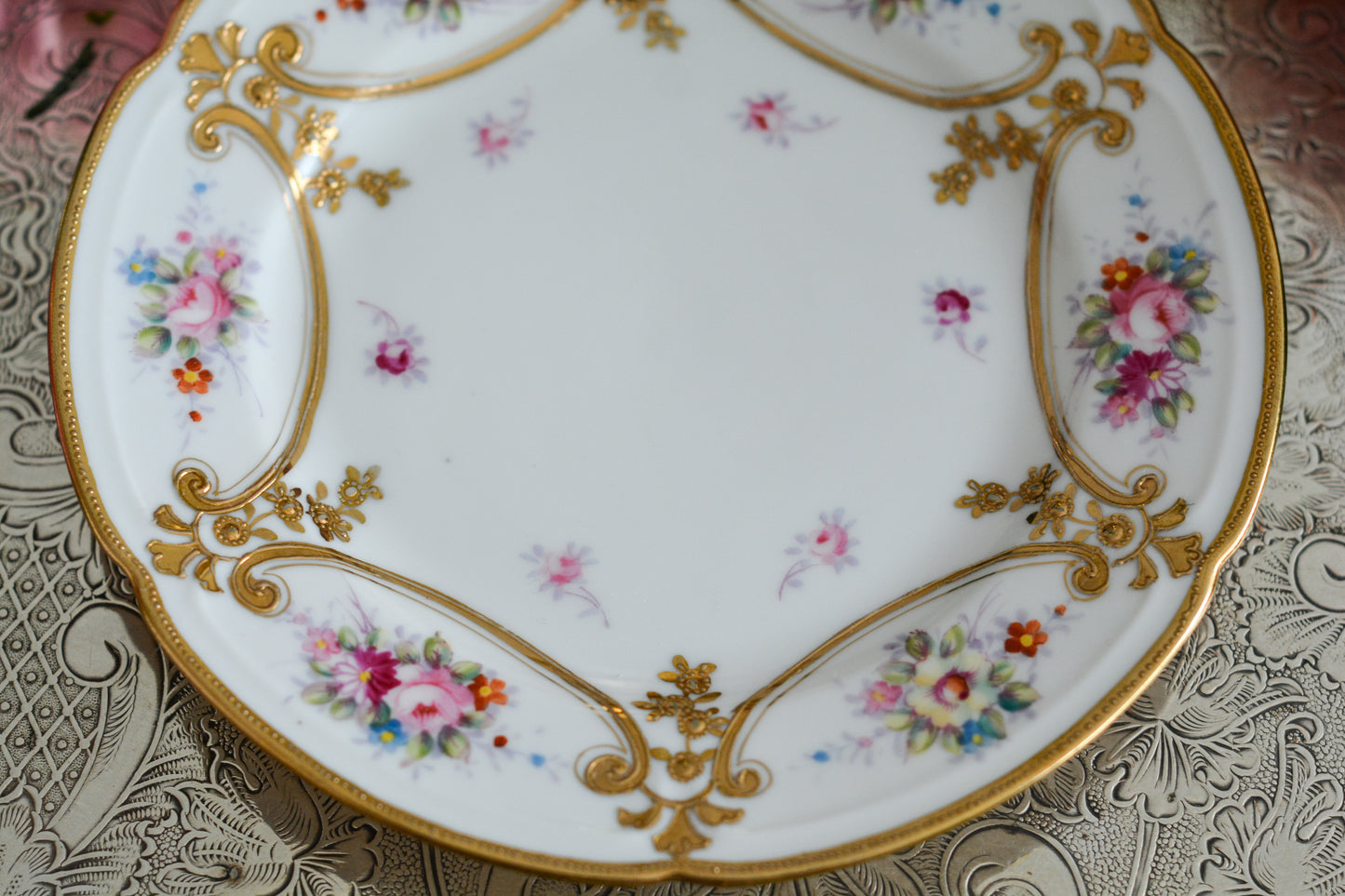 ノリタケの里帰り品のティートリオ。ハンドペイントで描かれた可愛らしいお花に金盛りの金彩の模様もとてもエレガントです。白磁がとても白く美しく気品を感じるお品。クリスマスはもちろんティータイムを華やかに盛り上げてくれるでしょう。