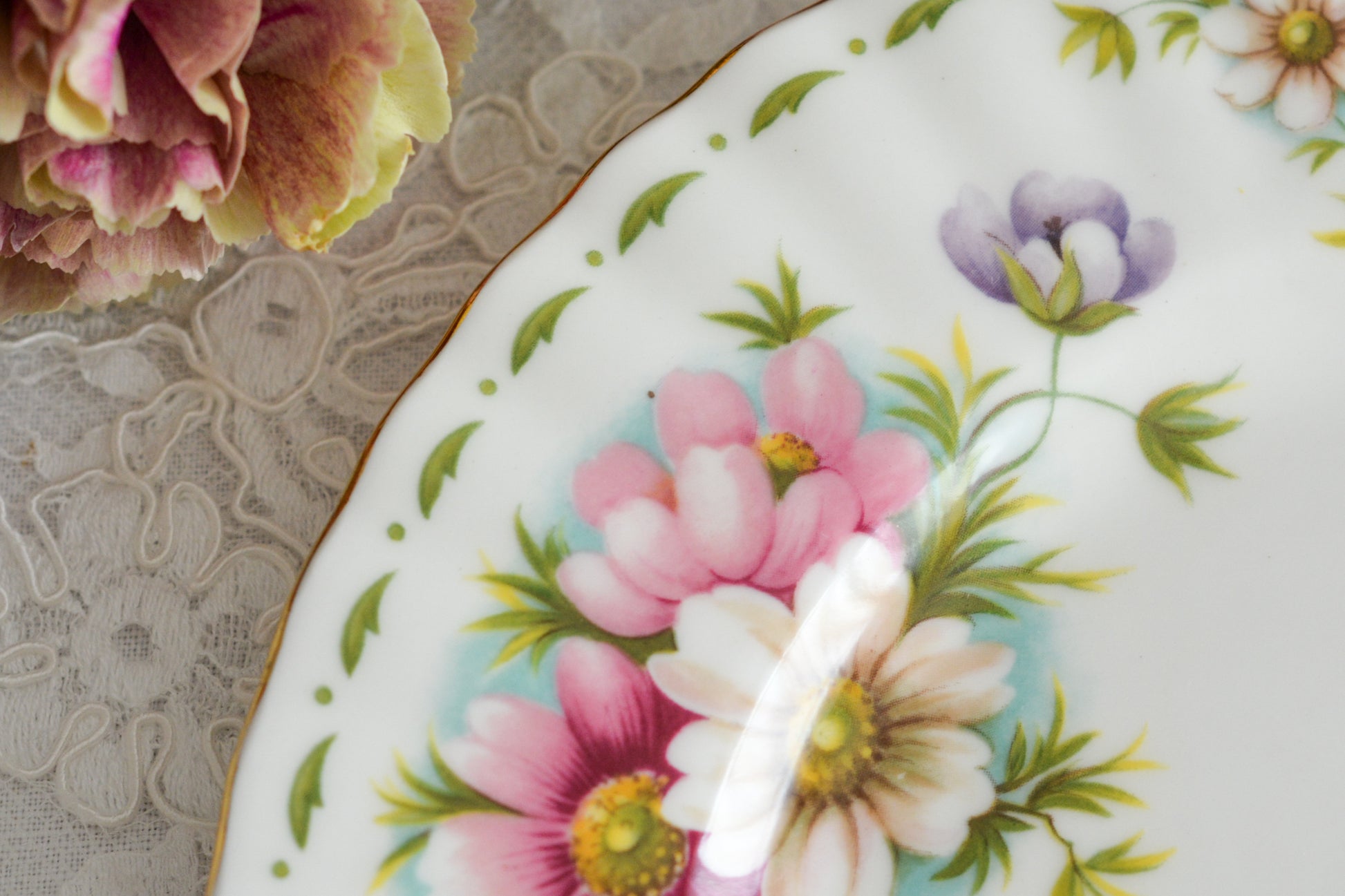 ロイヤルアルバートの人気シリーズの一つ、「フラワーオブザマンス」1月から12月までそれぞれの季節のお花がモチーフのシリーズで、ついつい集めたくなってしまう魅力があります。今回ご紹介するのは、10月(Octber)。10月のお花はコスモスです。柔らかな色合いのコスモスにターコイズブルーがアクセントの可愛らしいセットです。今回はティートリオにデザートプレートのついた珍しい4ピースセットが入荷しました!秋のティータイムをお楽しみください。