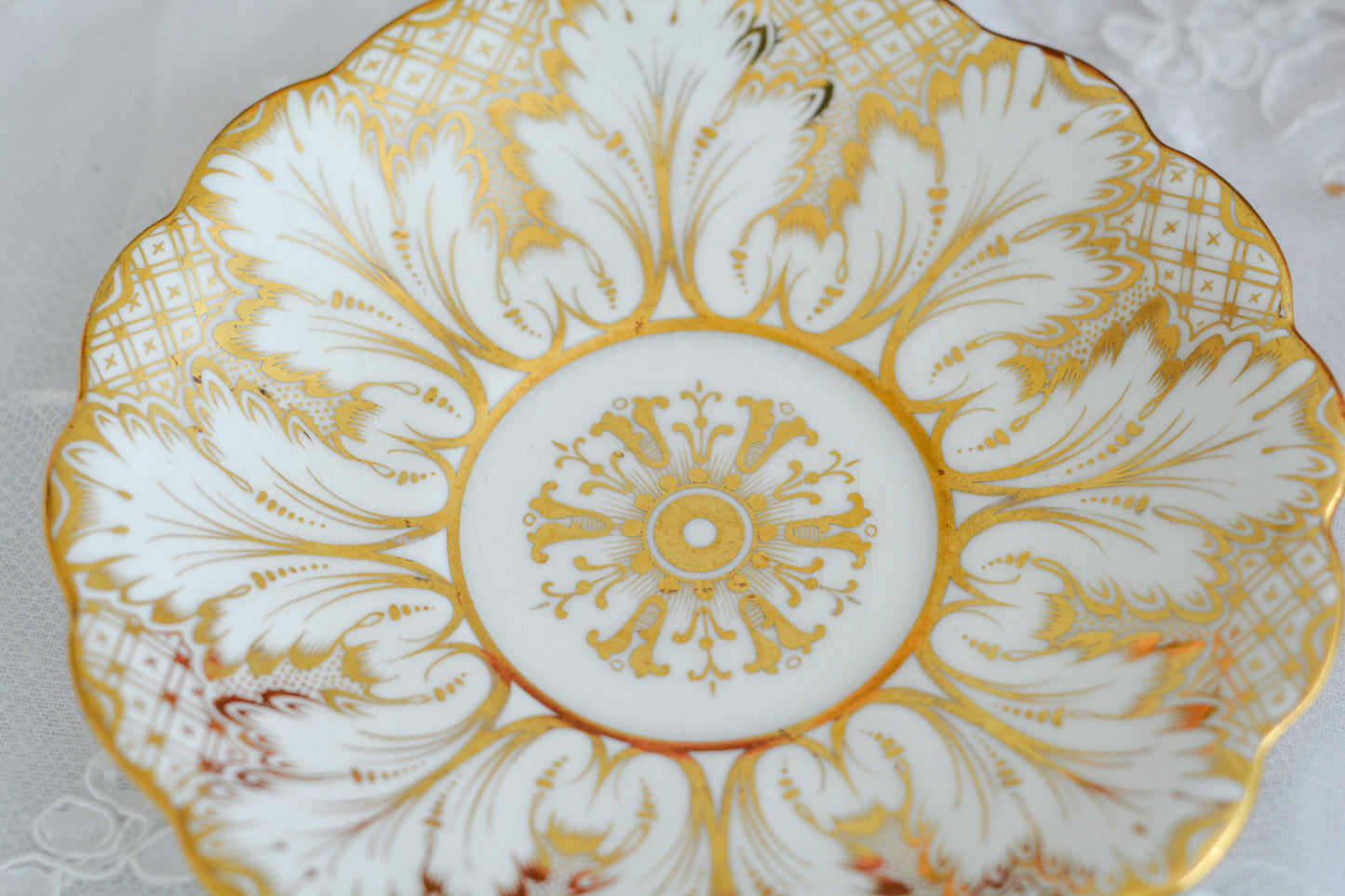 コウルドンがリッジウェイのフォリエージシェイプ(Foliage Shape)をリバイバルしたお品。ハンドル部分には葉っぱの模様がついていてとても可愛らしいシェイプです。リッジウェイは力強く豪華な作風という印象で、後身のコウルドンはより時代や流行に敏感で繊細で美しいデザインの作品をたくさん作っています。リッジウェイのフォリエージシェイプはいろいろなパターンがありますが、こちらは特に豪華なデザインで個人的にもフォリエージシェイプは大好きなデザイン。コウルドン時代にも受け継がれていたことを嬉しく思っています。