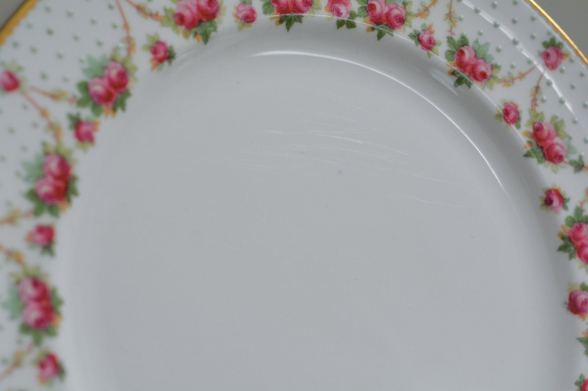 ロイヤルドルトンのとっても可愛らしいプレートが入荷しました。アメリカの小売店の特注品でバラのガーランドにエナメルジュールのドットが素敵なデザインです。このプレートが1枚あれば、ロマンティックなテーブルコーディネートができそうです。ティータイムに、デザートタイムにぜひどうぞ。こちらは1枚の価格です。状態によって価格が変わります。コンディションA、B、Cからお選びください。どれも大きなダメージはありません。