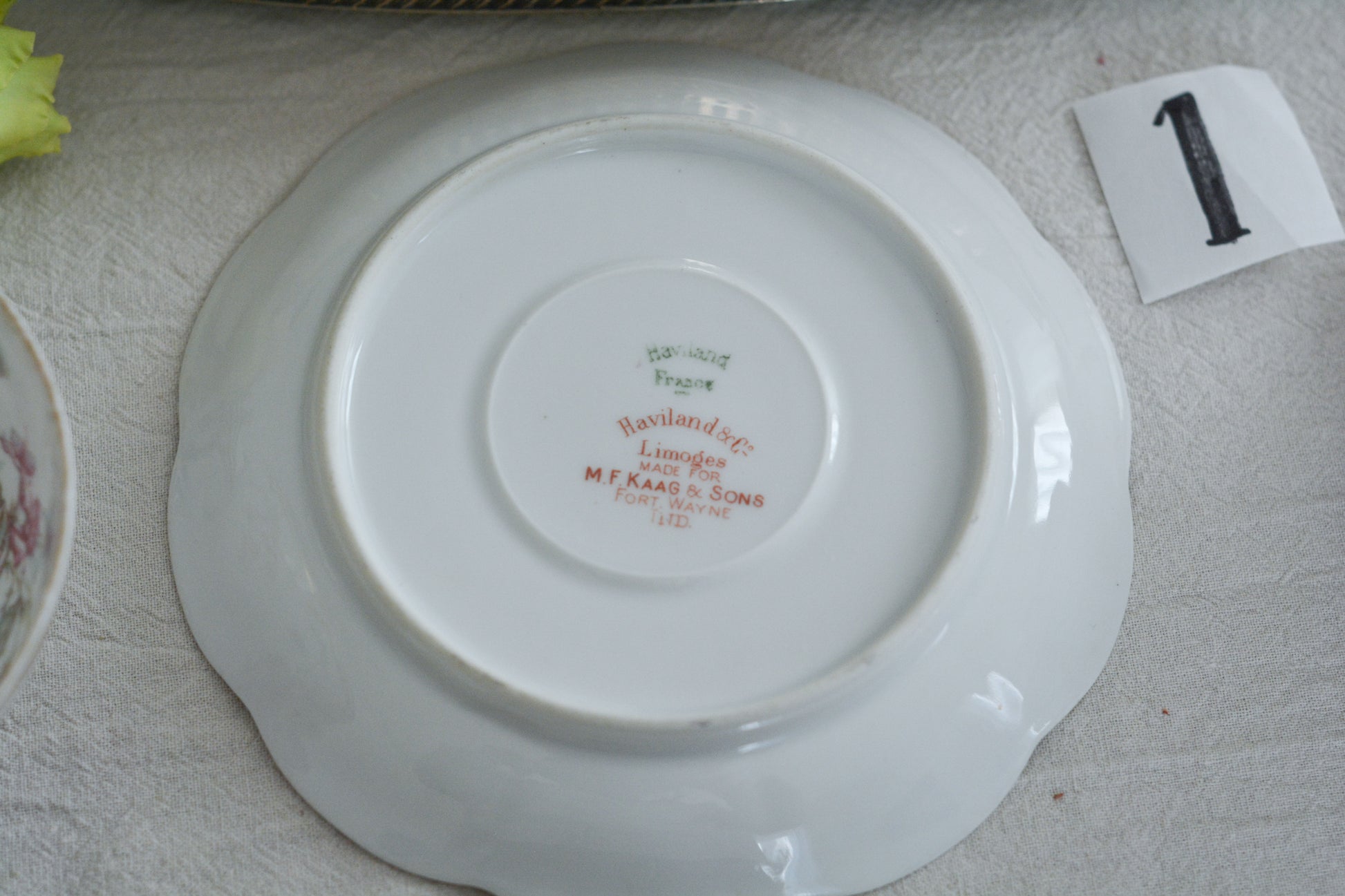 フランスのリモージュ、アビランドのティートリオです。 淡いタッチのお花がとっても可愛らしいです。柔らかで優しげな印象で、癒しのティータイムの時間を過ごせそうですね。これから春のティータイムにもぴったりです。こちらは在庫が2セットございます。ティートリオ①、ティートリオ②からお選びください。