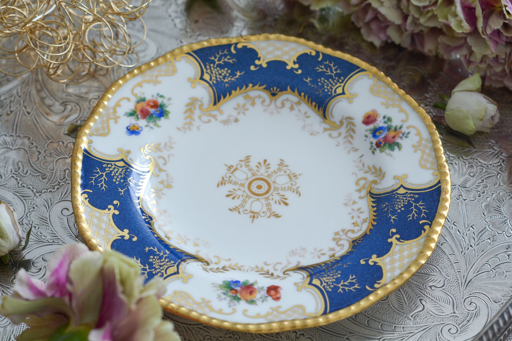 コールポートの人気シリーズ、バットウィングシリーズ。こちらはとても珍しい明るいブルーのサイドプレートです。ちょっと凝ったブルーで石目のようになっていて高級感があります。バットウィングシリーズはたくさんのカラーバリエーションがありますが、最近はバットウィングシリーズはどのカラーも探すことがより困難になっております。こちらのプレートは、特に珍しいカラーでコレクションにぴったりです。