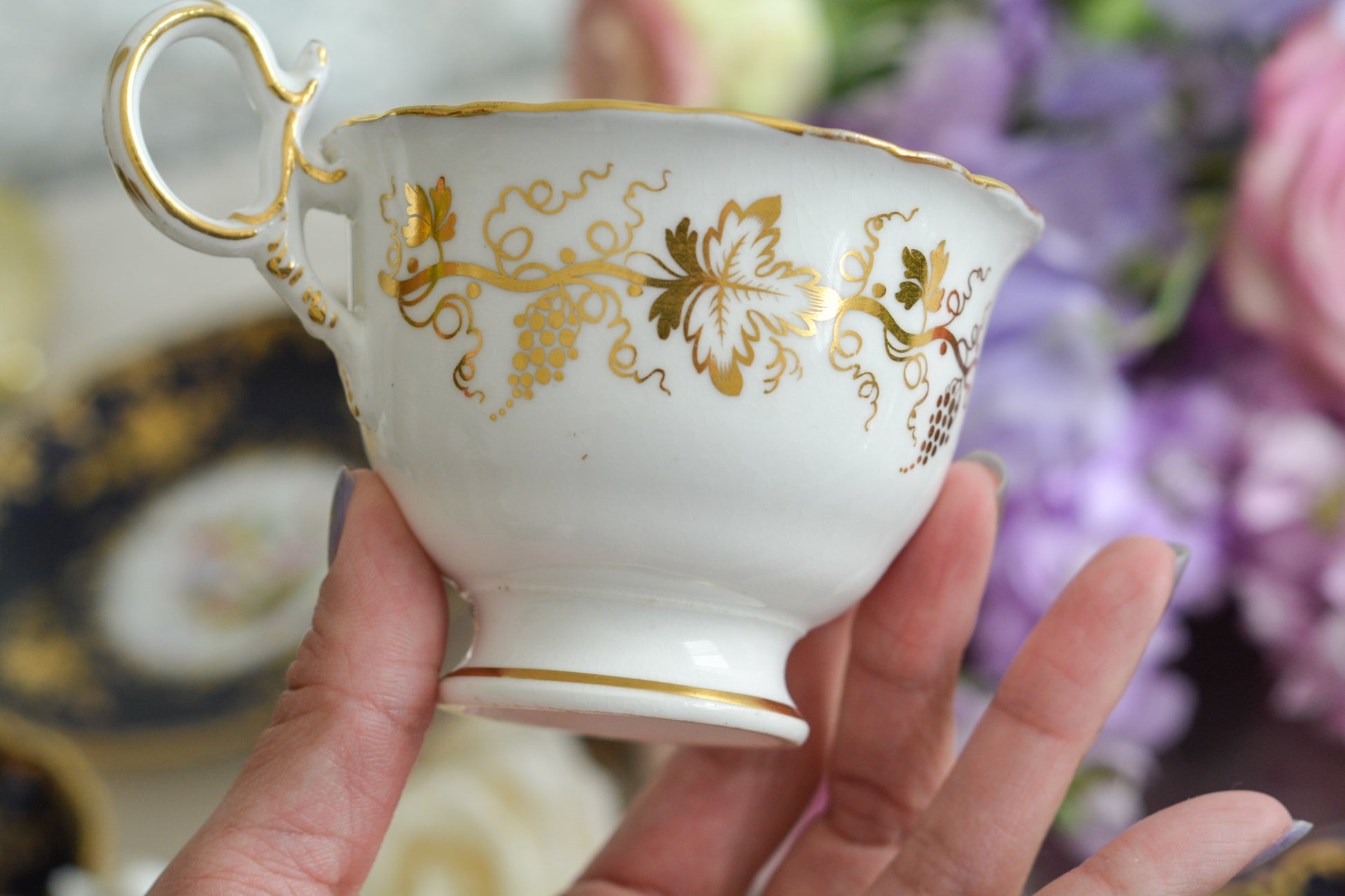 コールポートのロココリバイバル作品のアデレードシェイプ。とても優雅なシェイプで、ハンドペイントで描かれる花々は繊細でとても美しいです。いろいろなデザインが作られていて、シェイプは同じでも絵柄は少しずつ違います。こちらはコバルトブルーに金彩のお花模様が豪華なお品。アデレードシェイプは探すのにとても苦労しますが、見つけた時の喜びはとても大きいものです。金彩の薄れはありますが、貫入のないとても良い状態です。素敵なアデレードシェイプをぜひご覧ください。