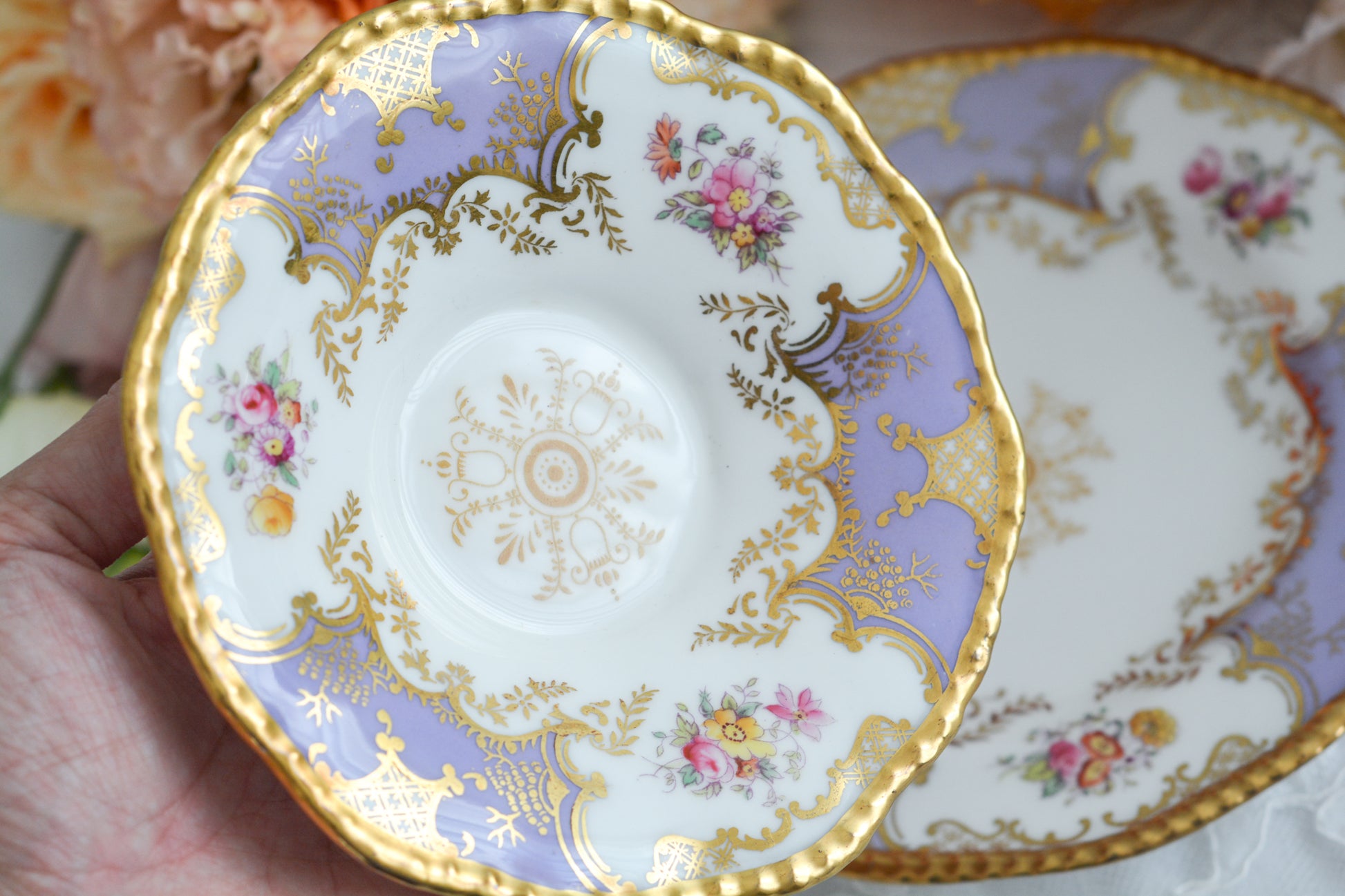 コールポートの人気シリーズ、バットウィングシリーズ。こちらはとても貴重なライラックカラーのティートリオです。そしてさらにカップの側面にブーケの模様が描かれている珍しいデザインです。ライラックカラーは美しいのはもちろんですが、柔らかな印象でとても上品ですね。最近はバットウィングシリーズは探すことがより困難になっております。ライラックカラーは元々レアカラーと言われるお品で、当店では初めてご紹介できます。美しいティートリオをぜひお楽しみください。