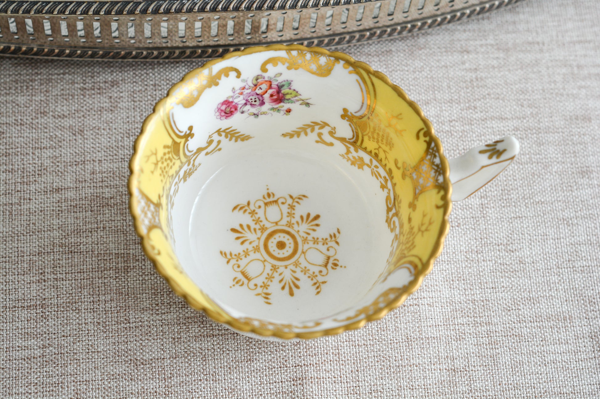 コールポートの人気シリーズ、バットウィングシリーズ。レアカラーのイエローカラーのトリオです。イエローのバットウィングは、鮮やかなイエローカラーが美しく、とても華やかな印象です。最近はバットウィングシリーズは探すことがより困難になっております。残念ながらカップにヒビが入っている為に観賞用となっております。(水漏れしたり、カップ自体が割れてしまう可能性があるため、カップに紅茶などを入れることは難しいです)ソーサーとサイドプレートはとても良い状態です。カップにヒビはあるものの観賞用としては大変美しく、貴重なお品です。ぜひコレクションとしてこのカップをお楽しみください。