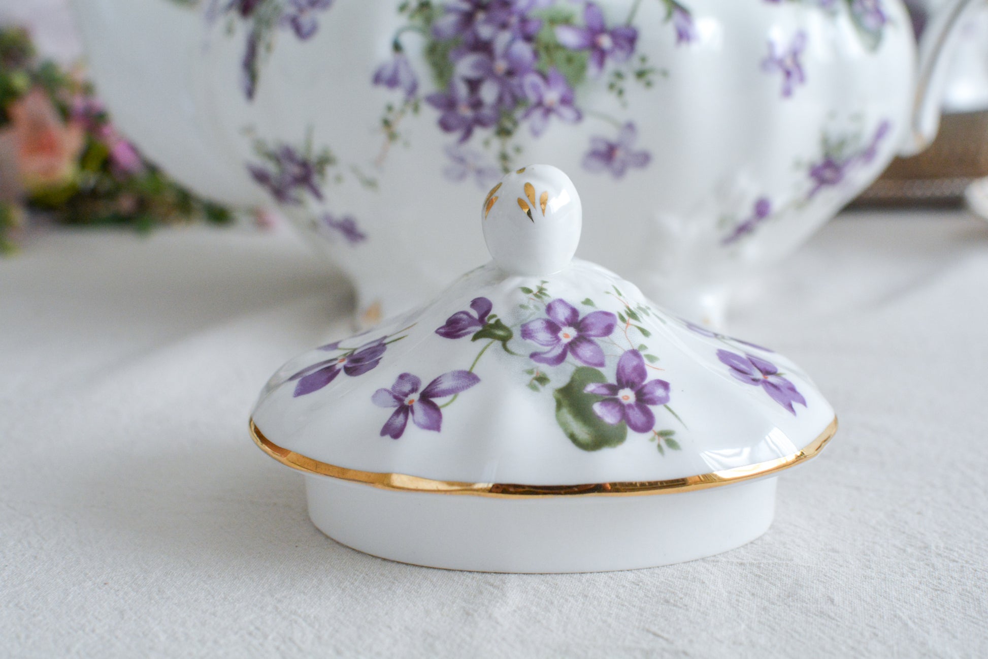 ハマースレイの人気シリーズ、ヴィクトリアンバイオレットシリーズのラージサイズのティーポットです。可憐なすみれの模様と優雅なシェイプがとても美しく、おうちティータイムを華やかに盛り上げてくれます。とても存在感があって、テーブルを華やかに盛り上げてくれます。お客さまのおもてなしにはもちろん、ご家族やご友人との楽しいティータイムにもぜひ。