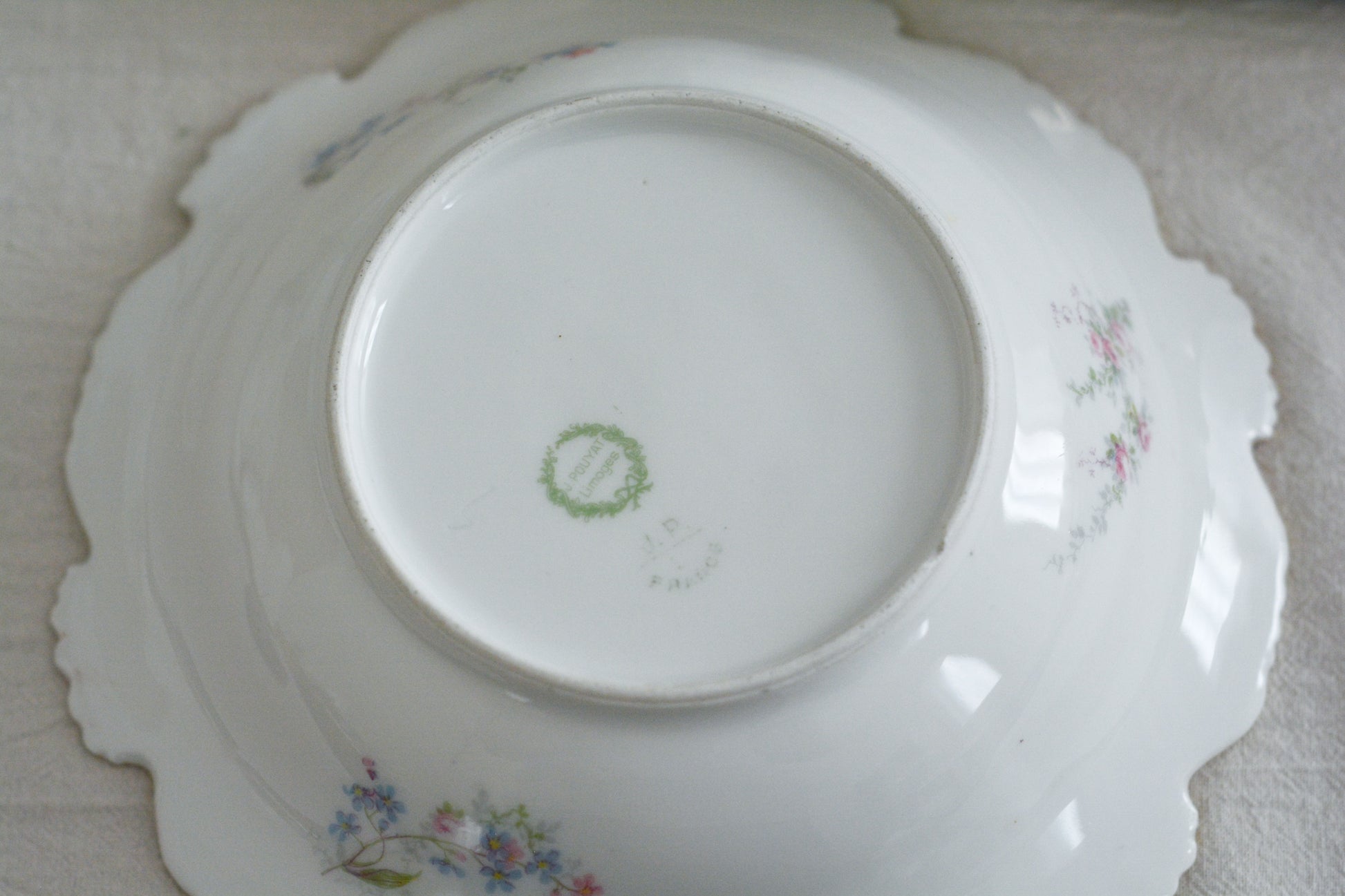 フランスのリモージュ、ジャン・プーヤ工房の可愛らしいボウル。淡いカラーが優しい雰囲気です。フルーツを盛り付けたり、ボンボンやトラジェを盛り付けたら素敵だなと思います。バラと勿忘草の組み合わせはやっぱり可愛い!!です。色々なお菓子を盛り付けてみてくださいね!