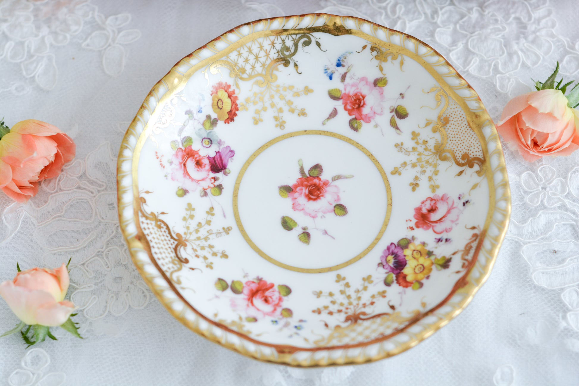 H&Rダニエルは1822年から1846年までという短い期間しか製造していないのですが、とても素晴らしい磁器を作っていたメーカです。数が少なく、作品も素晴らしいとあって世界中にコレクションしている方々がいます。ガドルーンとは縁飾りの模様のことで、こちらはカップの内側についていてセカンドガドルーンと呼ばれています。(外側についているものはファーストガドルーン。)H&Rダニエルの作品はハンドペイント絵付けも大変素晴らしいです。芸術的なカップとなっております。