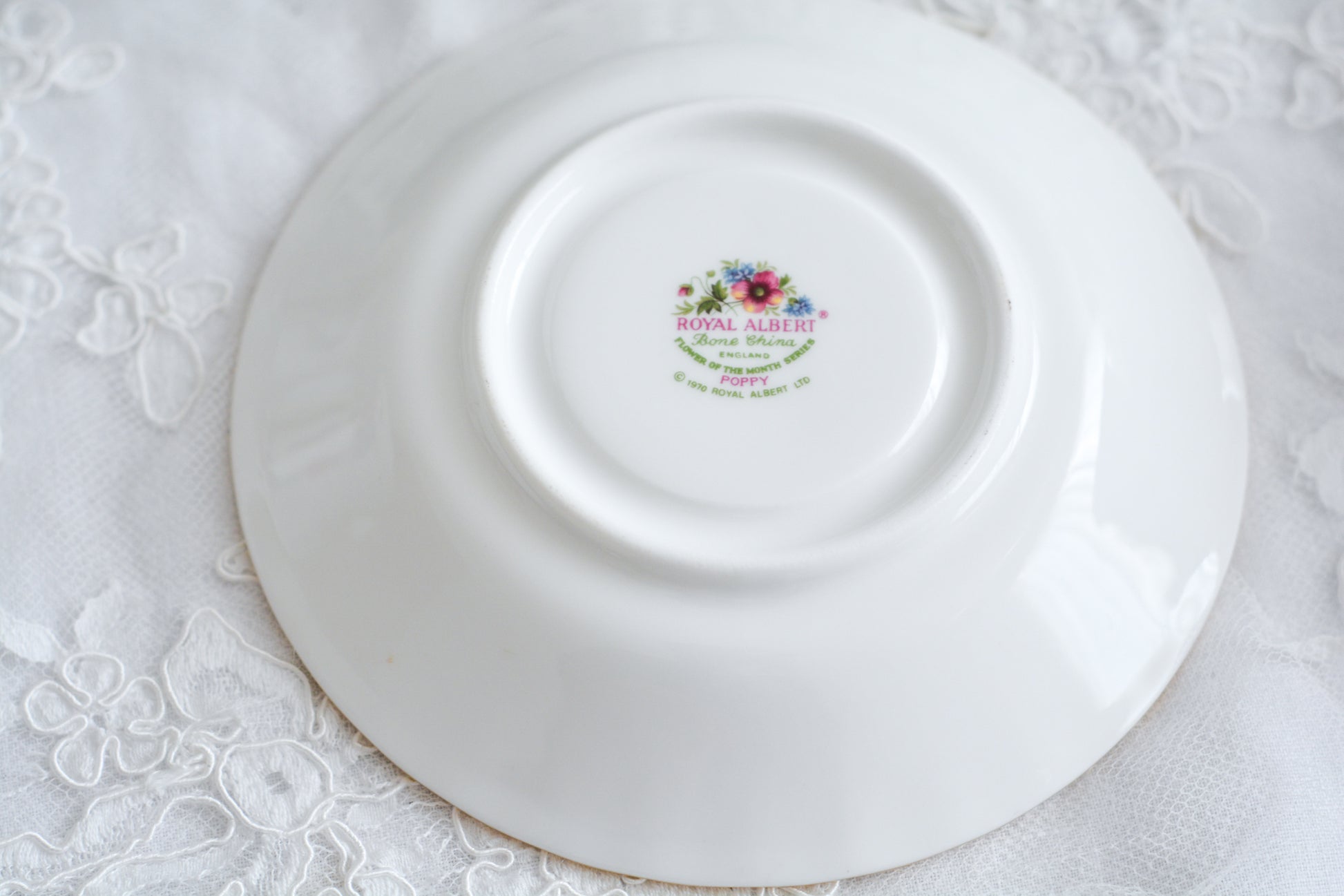 ロイヤルアルバートの人気シリーズの一つ、「フラワーオブマンス」1月から12月までそれぞれの季節のお花がモチーフのシリーズで、ついつい集めたくなってしまう魅力があります。今回ご紹介するのは、8月(August)。8月のお花はポピーです。鮮やかな色合いが夏のティータイムにぴったり!貴重なデザートプレート付きのトリオとなっております。8月生まれの方、コレクションしていらっしゃる方、お探しの方もぜひ。