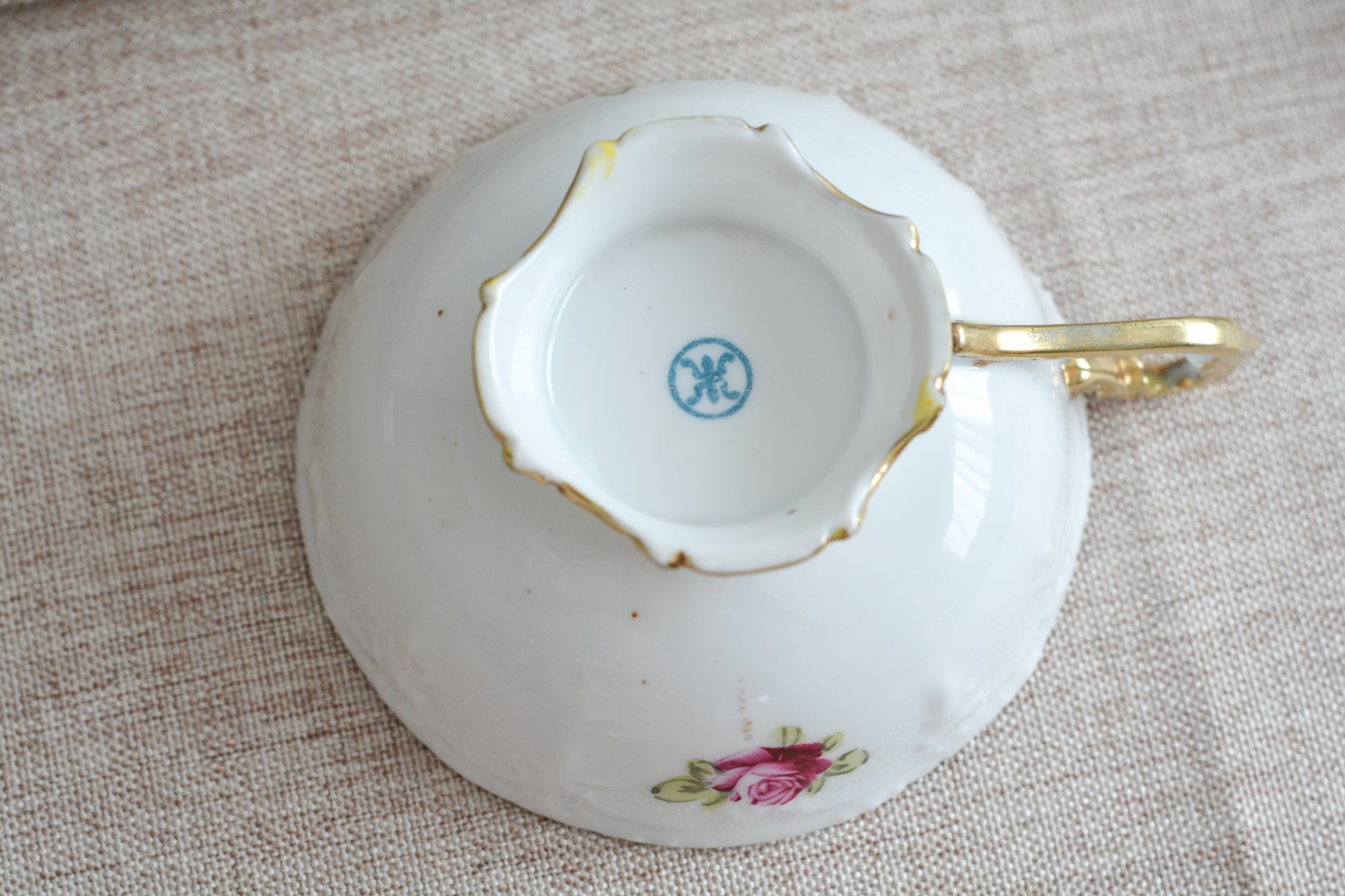 オールドノリタケの里帰り品です。キラキラと輝くティートリオ。クリスマスにもぴったりのお品です。ハンドペイントで描かれたバラに金盛りの美しい模様。さすがノリタケ!ですね。とっても豪華なデザインなのでプレゼントにもぜひどうぞ。