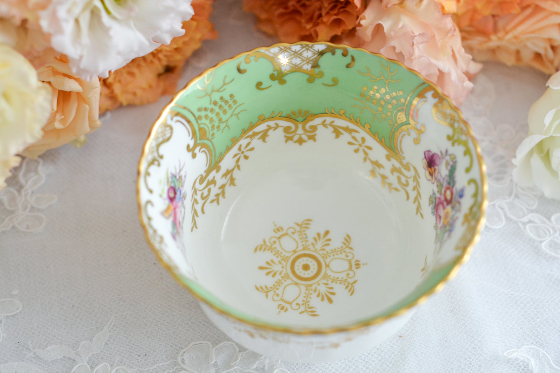 コールポートの人気シリーズのバットウィング。こちらはアップルグリーンが美しいシュガーボウルです。シュガーボウルとしても、チョコレートやキャンディーなどちょっとしたお菓子などを盛り付けても可愛らしいです。同じデザインですが、コバルトブルーと雰囲気が変わりますね。バットウィングシリーズは年々見つけることが困難になっております。こちらはとても状態の良い子で、お探しの方に見つけていただけましたら嬉しいです。