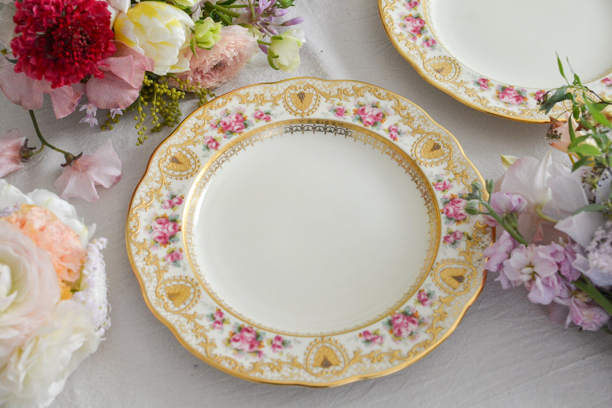 コープランドのエレガントなプレートが入荷しました。以前ご紹介したことのあるプレートです今回また出会うことができました。クリームカラーの地のお色に金盛りの繊細な模様に、可憐なバラが描かれた大変美しいプレート。ティータイムを華やかに盛り上げてくれそうです。裏面には、サインが入っています。こちらは1枚の価格です。在庫が2枚ございます。プレート①〜②からお選びください。