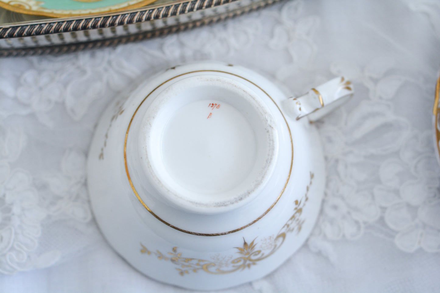 爽やかなアップルグリーンカラーに美しい模様のカップ&ソーサー。メーカーは不明ですが、優美なシェイプも素晴らしいデザインのお品です。こちらは1客の価格です。在庫が全部で5客ございます。 差異はあまりありませんが、状態の良いものから順番にお送りいたします。